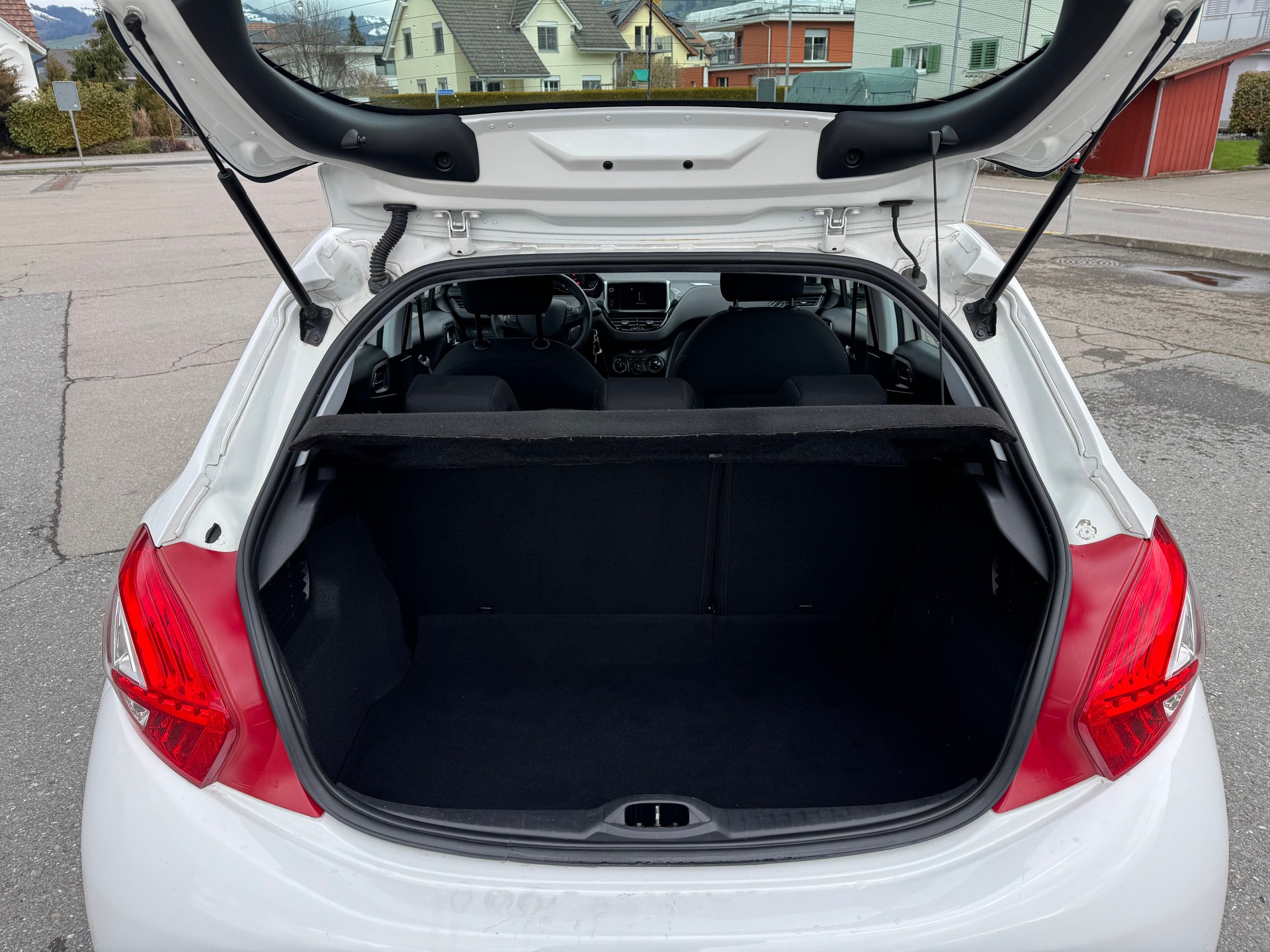 PEUGEOT 208 1.2 VTI Style-image-12