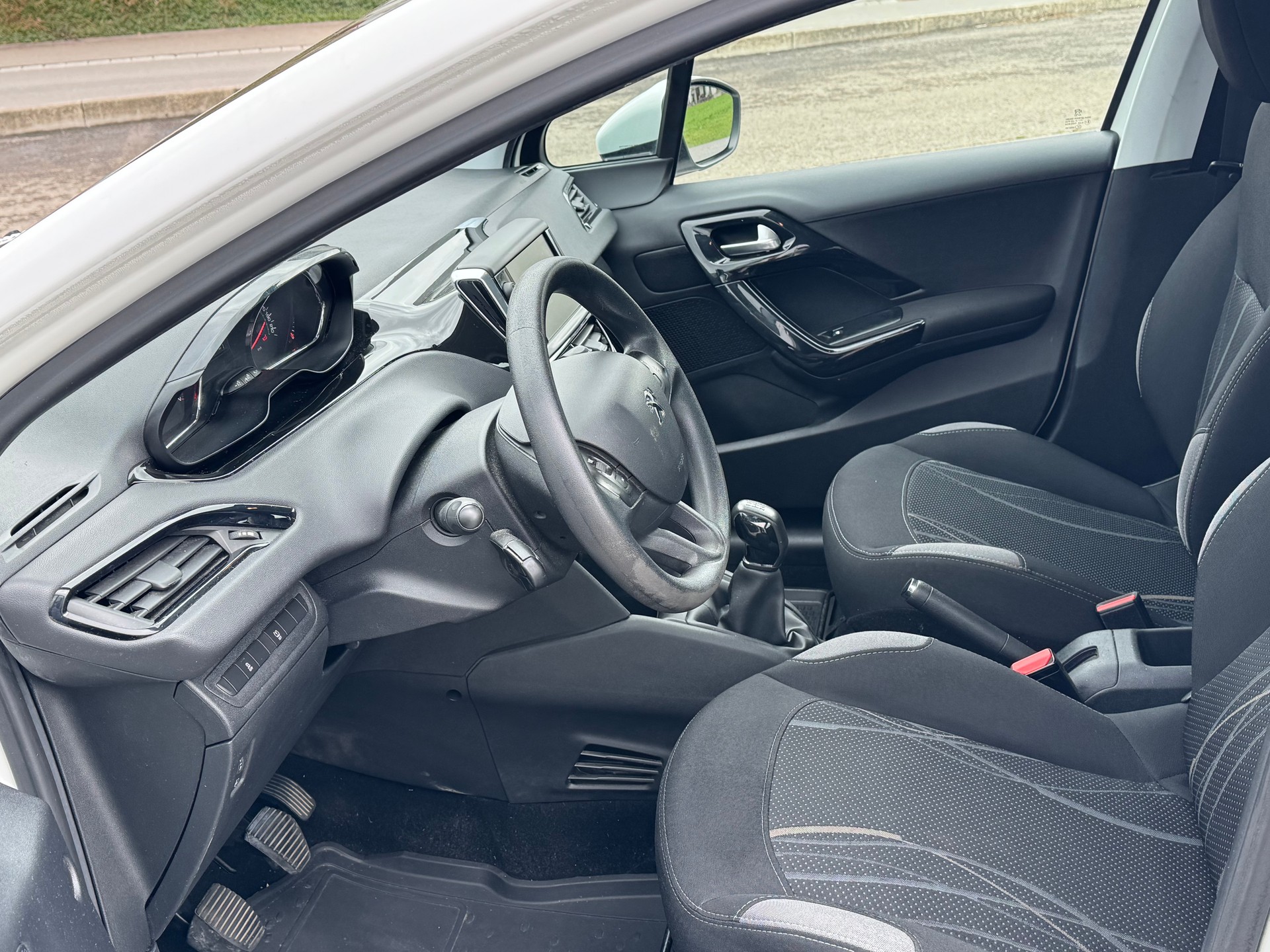 PEUGEOT 208 1.2 VTI Style-image-8