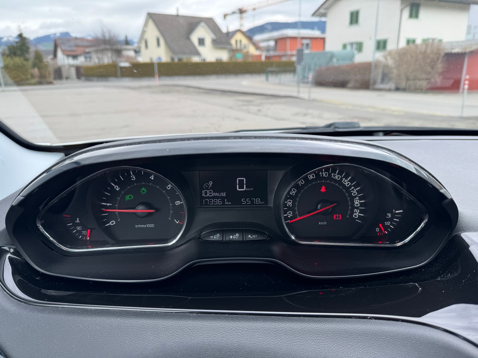PEUGEOT 208 1.2 VTI Style-image-13