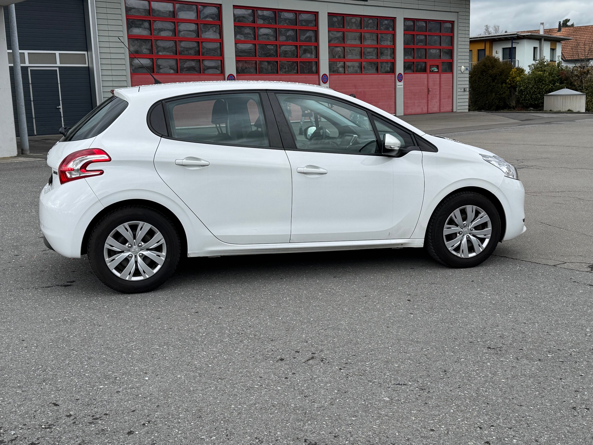PEUGEOT 208 1.2 VTI Style-image-5