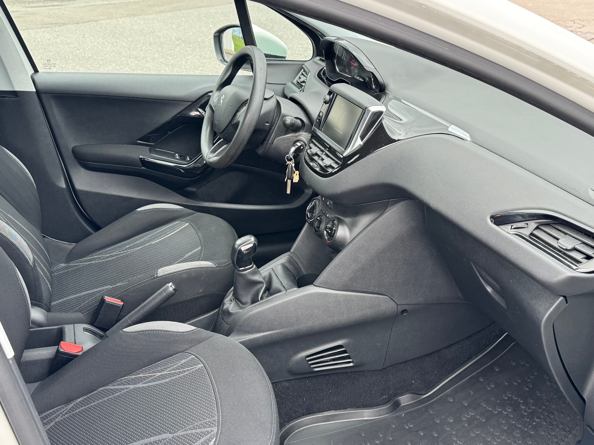 PEUGEOT 208 1.2 VTI Style-image-9