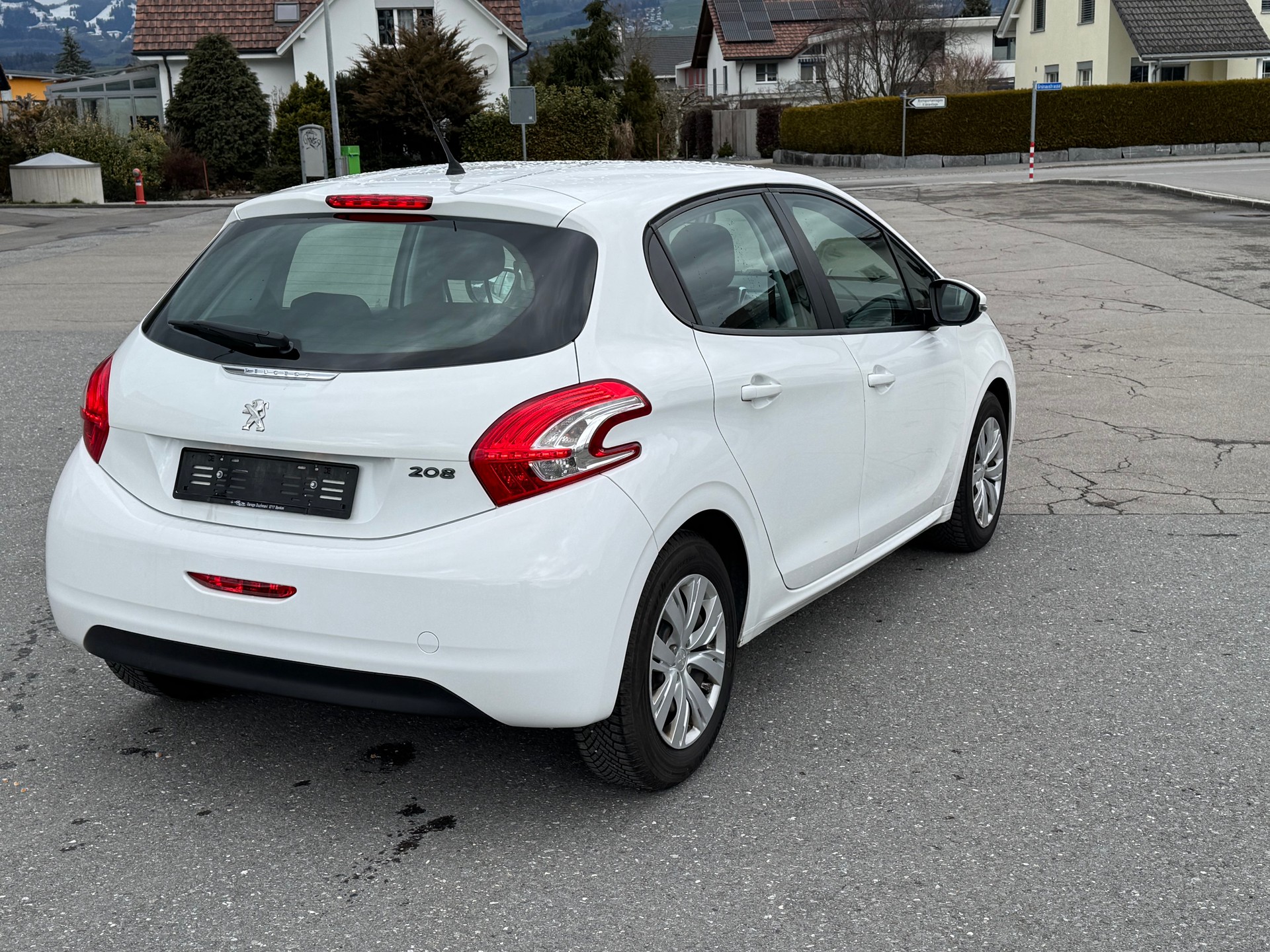 PEUGEOT 208 1.2 VTI Style-image-4