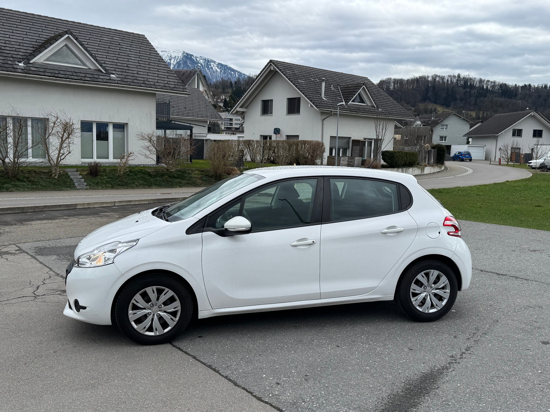 PEUGEOT 208 1.2 VTI Style-image-1