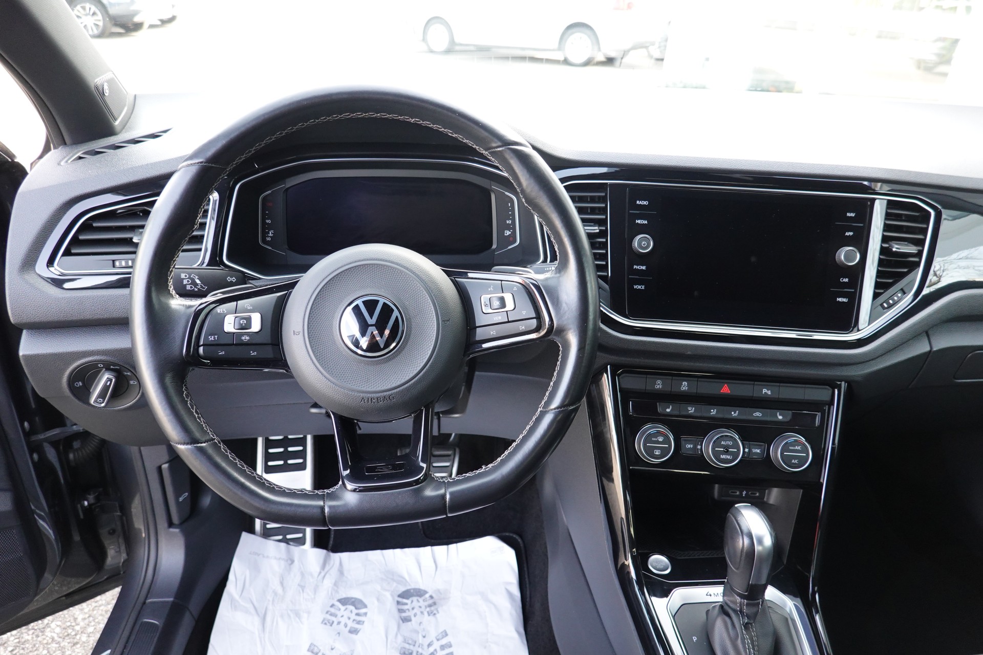 VW T-ROC 2.0 TSI - R - DSG - 4MOTION - 301 PS-image-9