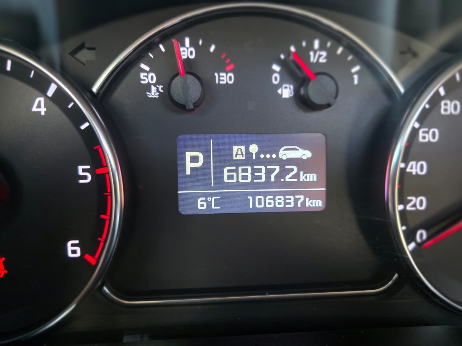 KIA Carens 1.7 CRDi Trend DCT-image-14
