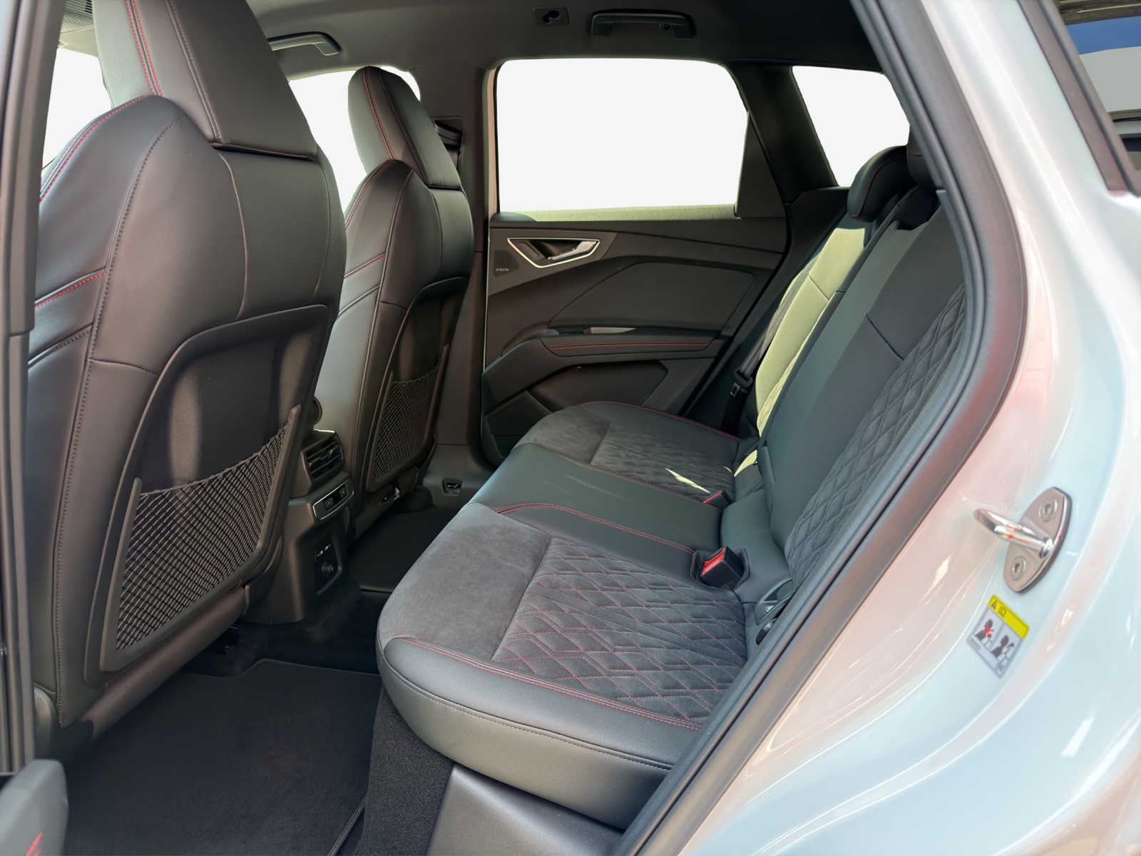 AUDI Q4 e-tron 45 quattro-image-11