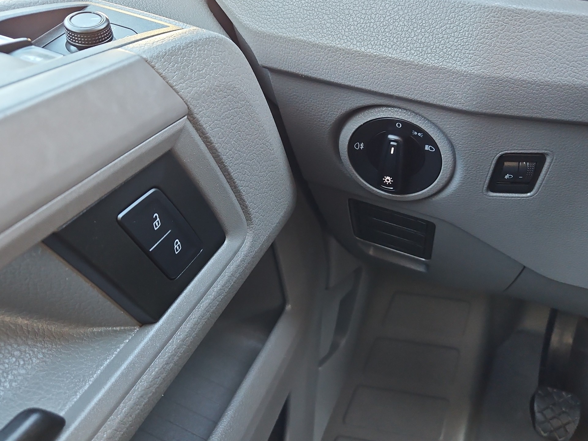 VW Crafter 35 2.0 TDI - Kastenaufbau - Hebebühne-image-16