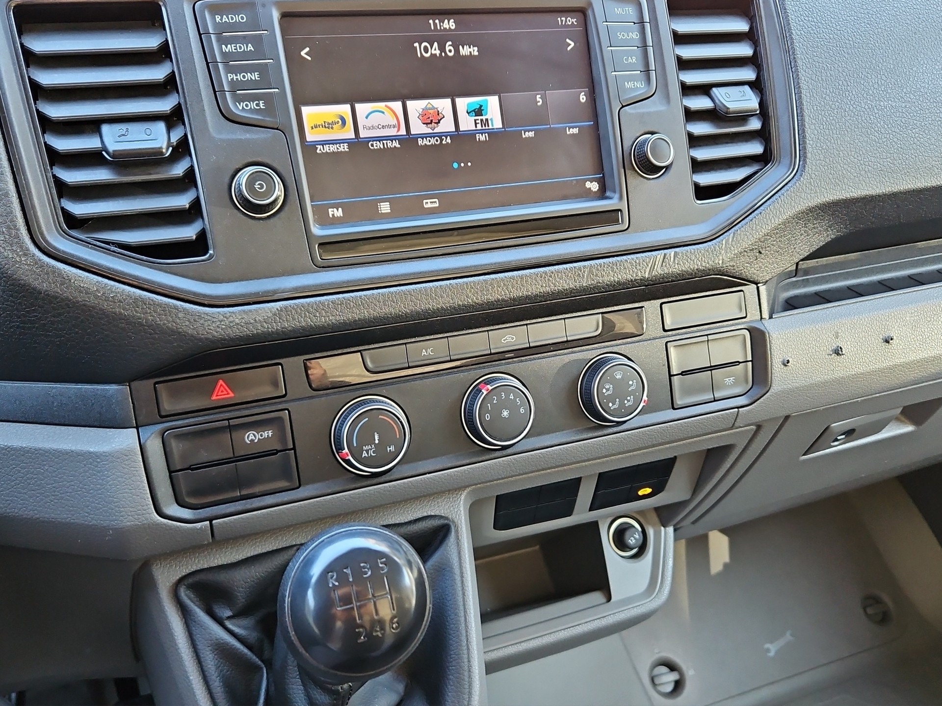 VW Crafter 35 2.0 TDI - Kastenaufbau - Hebebühne-image-13