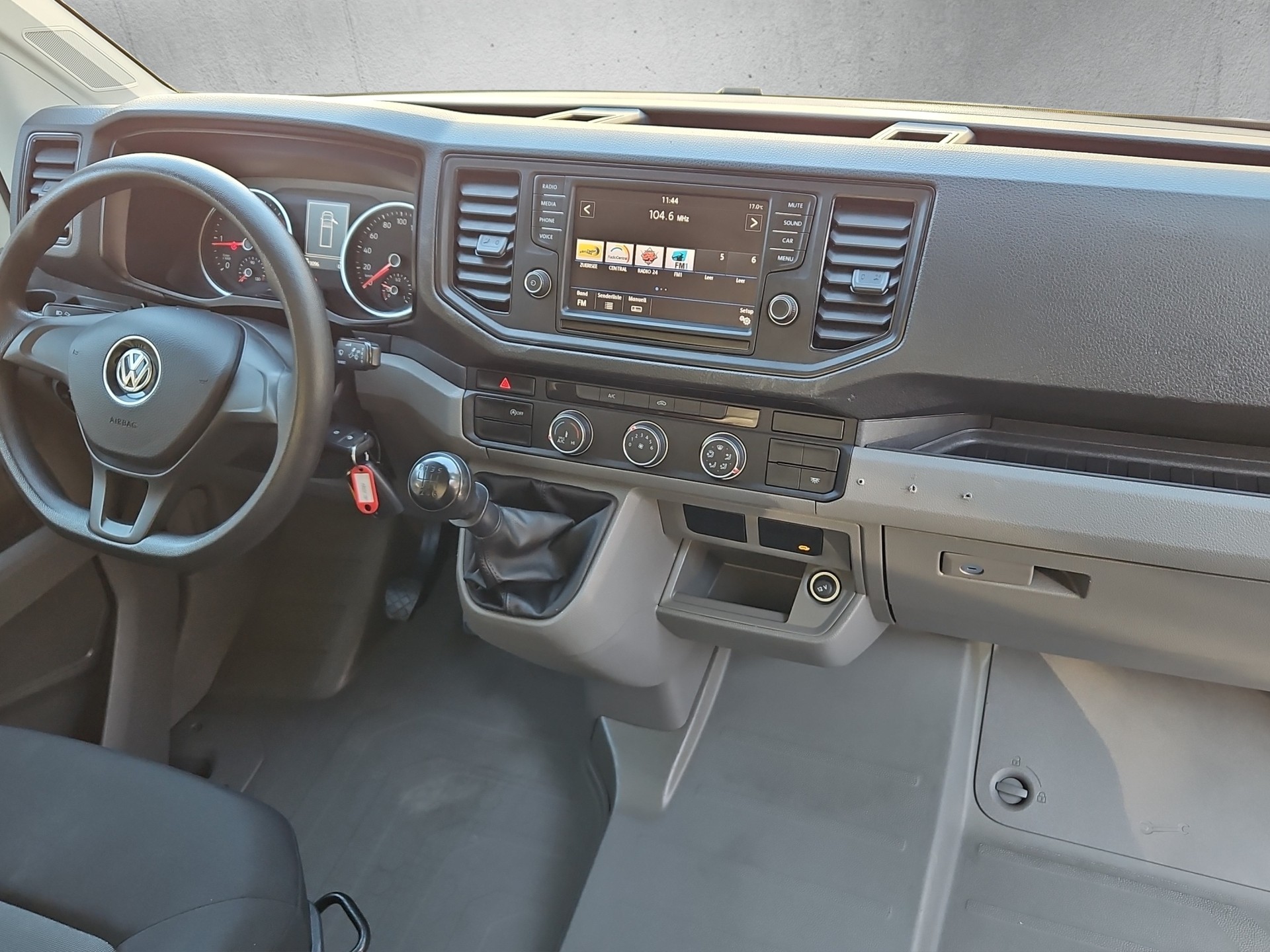 VW Crafter 35 2.0 TDI - Kastenaufbau - Hebebühne-image-12