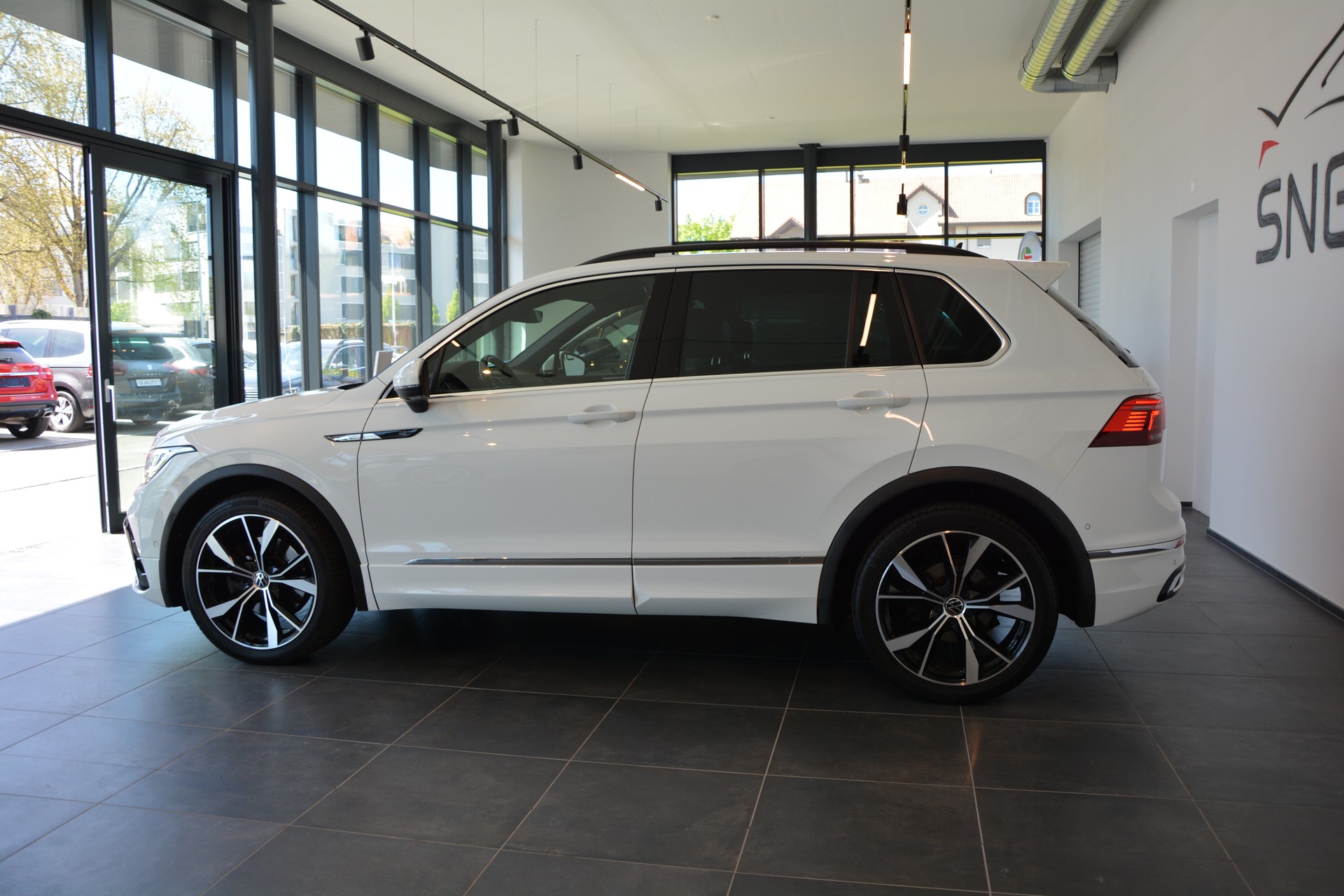 VW Tiguan 2.0TSI R-Line 4Motion DSG-image-2