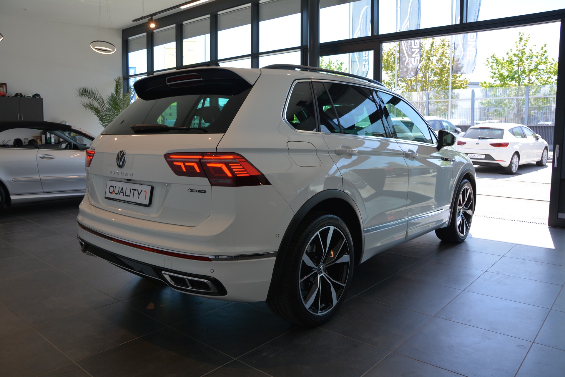 VW Tiguan 2.0TSI R-Line 4Motion DSG-image-5