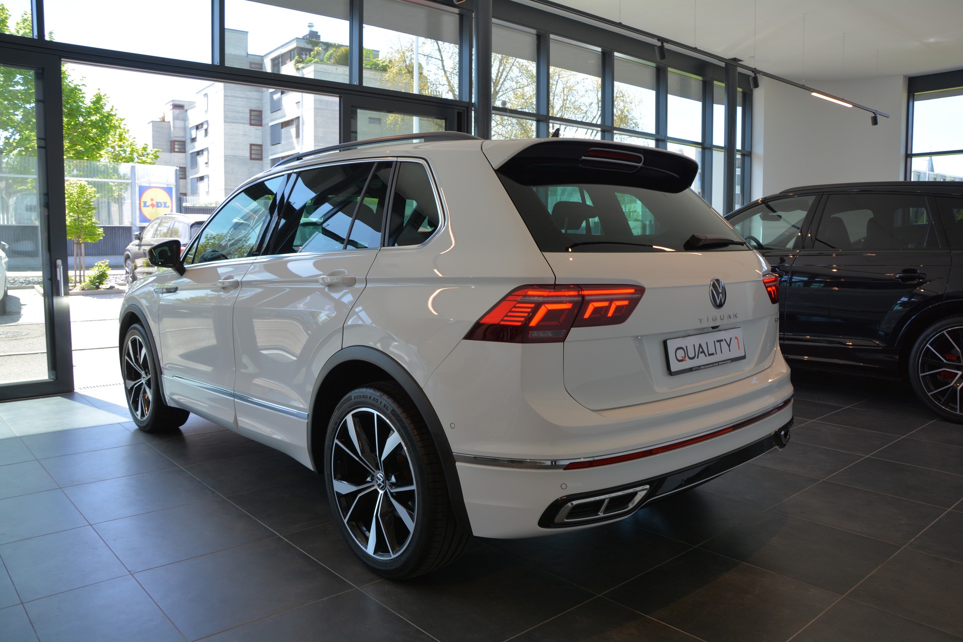 VW Tiguan 2.0TSI R-Line 4Motion DSG-image-3