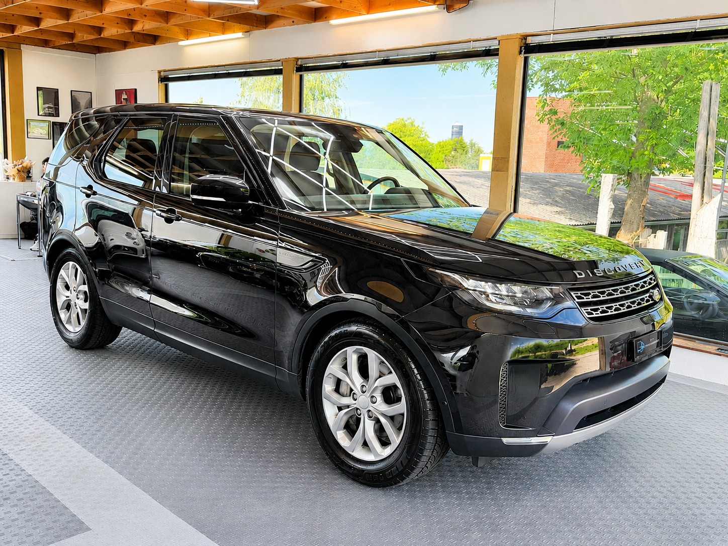 LAND ROVER Discovery 3.0 SDV6 HSE Automatic-image-2