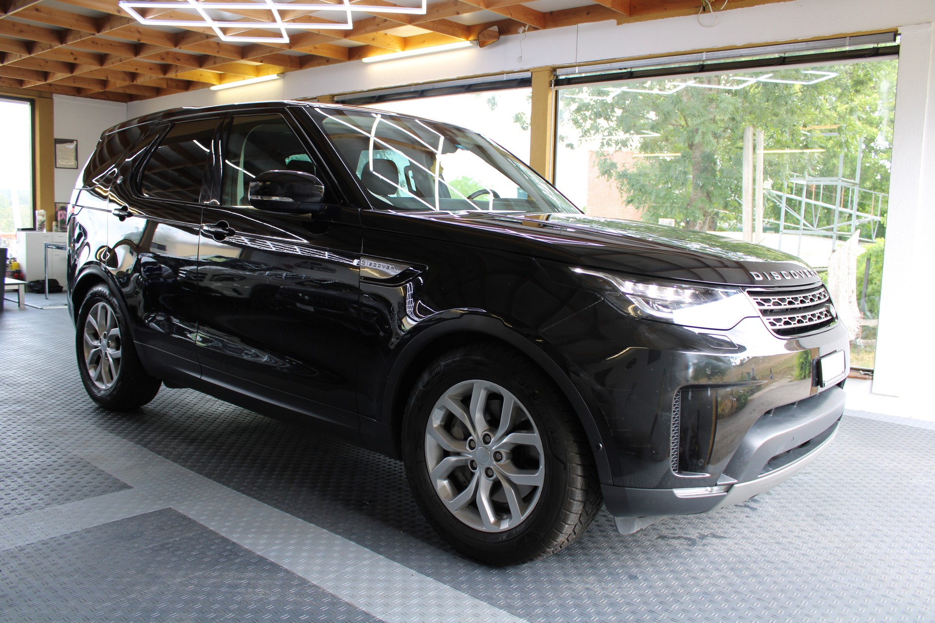LAND ROVER Discovery 3.0 SDV6 HSE Automatic-image-3