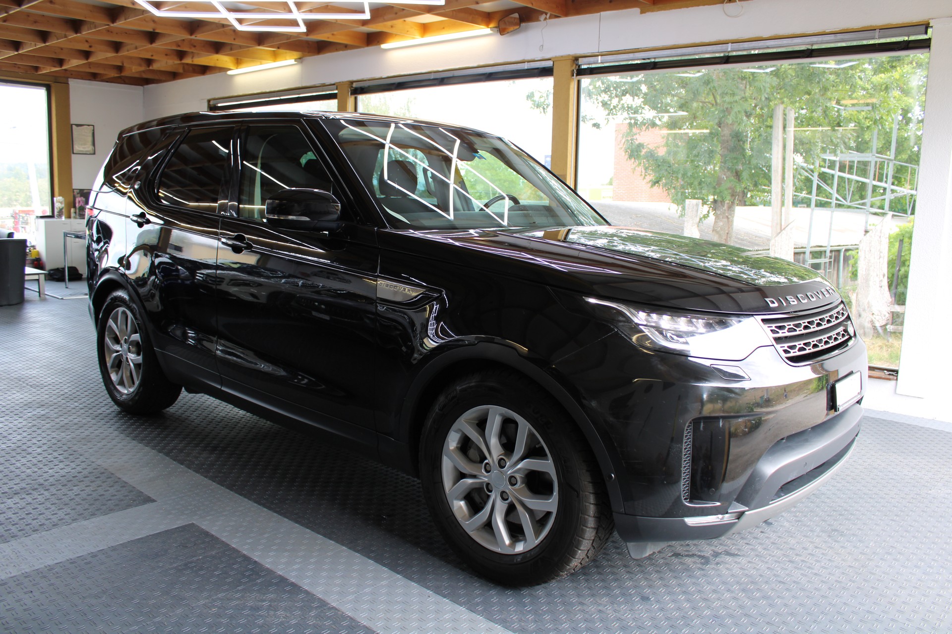 LAND ROVER Discovery 3.0 SDV6 HSE Automatic-image-2
