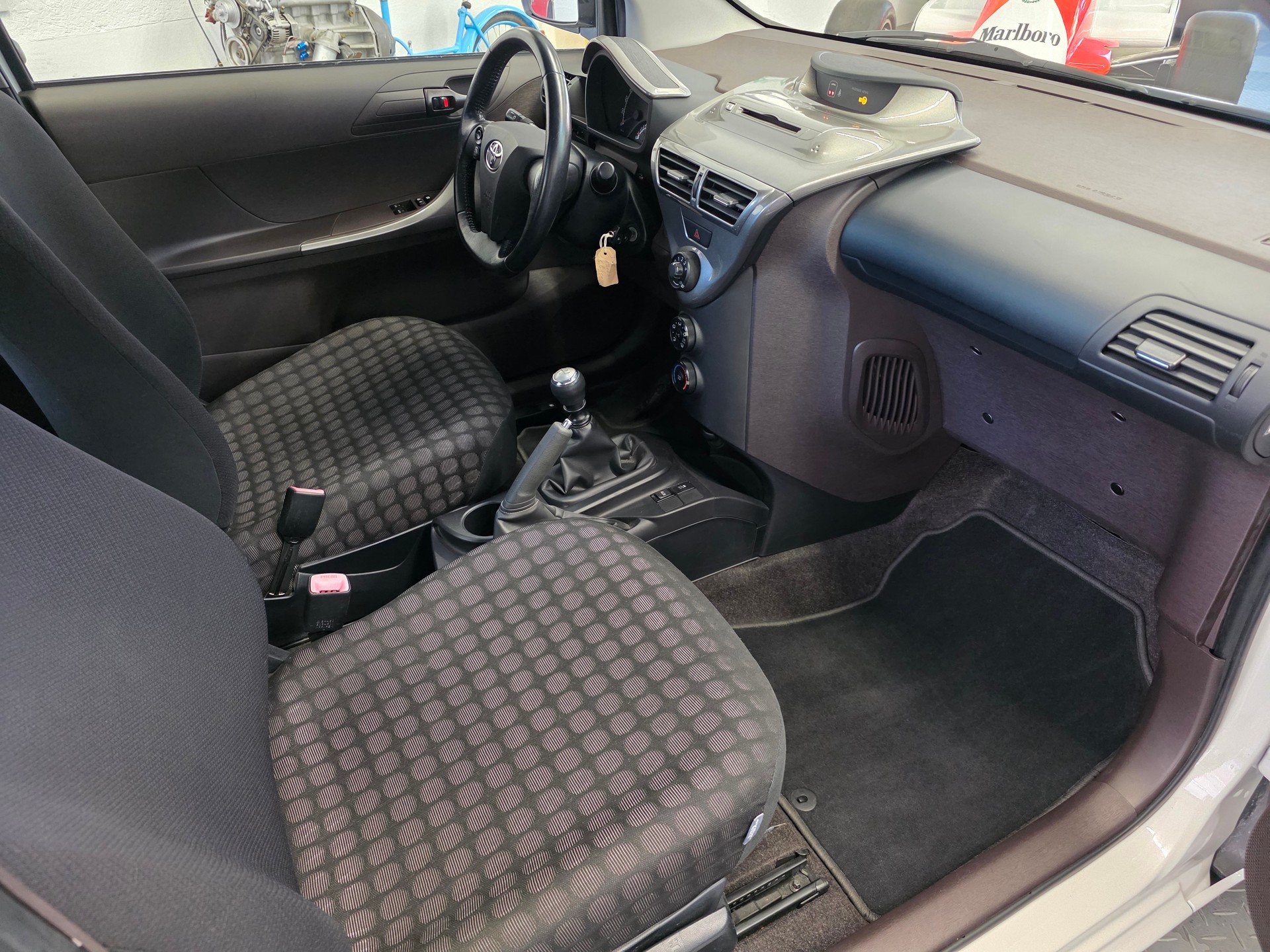 TOYOTA iQ 1.0 VVT-i-image-9
