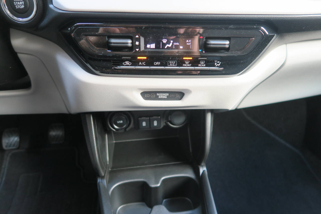 SUZUKI Swift 1.2 Sakura Hybrid 4x4-image-11