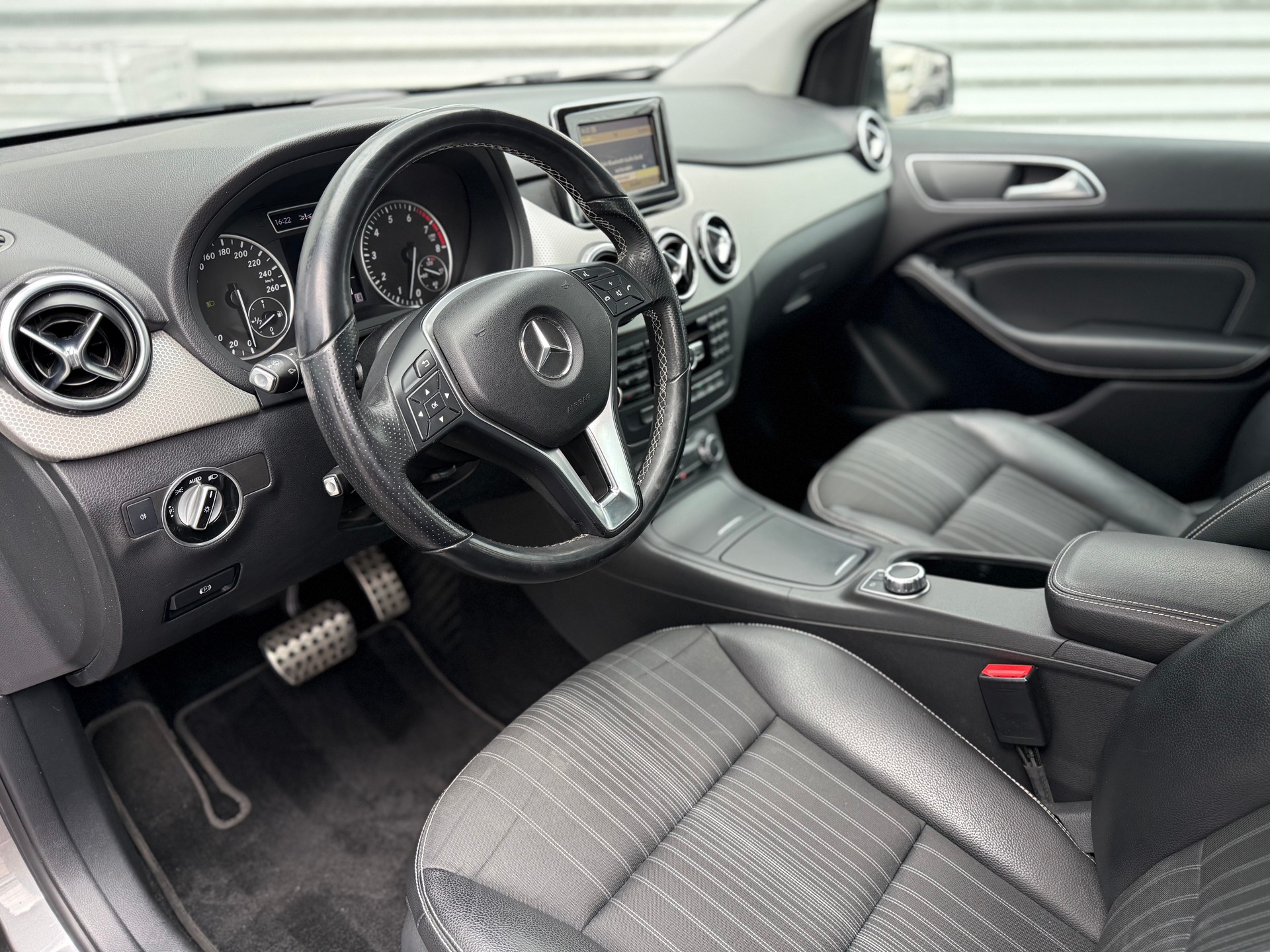 MERCEDES-BENZ B 200 7G-DCT-image-8