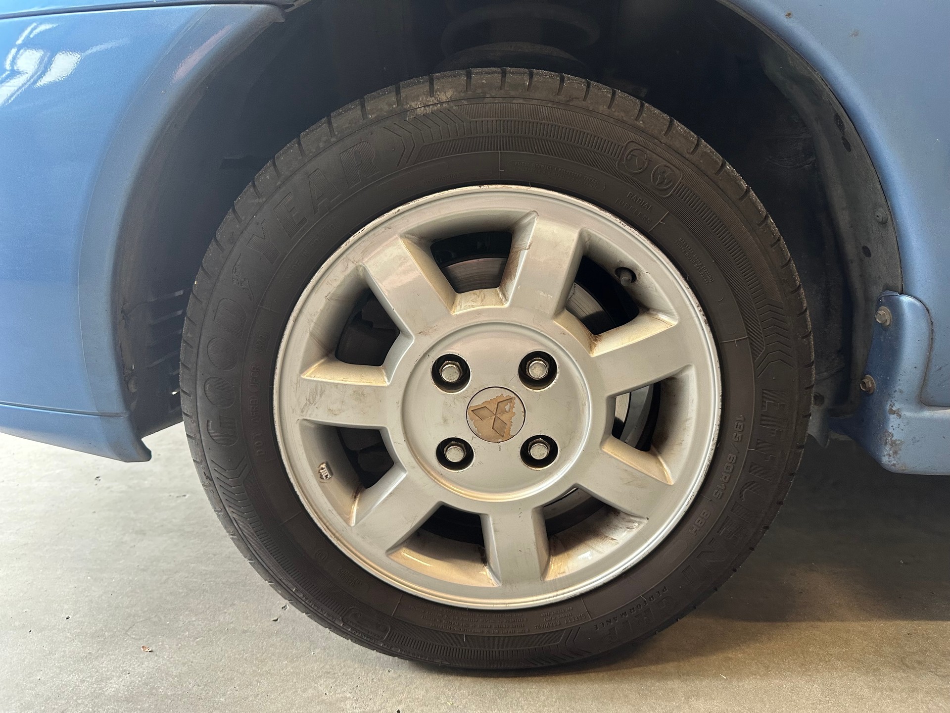 MITSUBISHI Carisma 1.8 GDI Classic mit Klima/Läuft alles soweit!Verkauf ab Platz-image-9