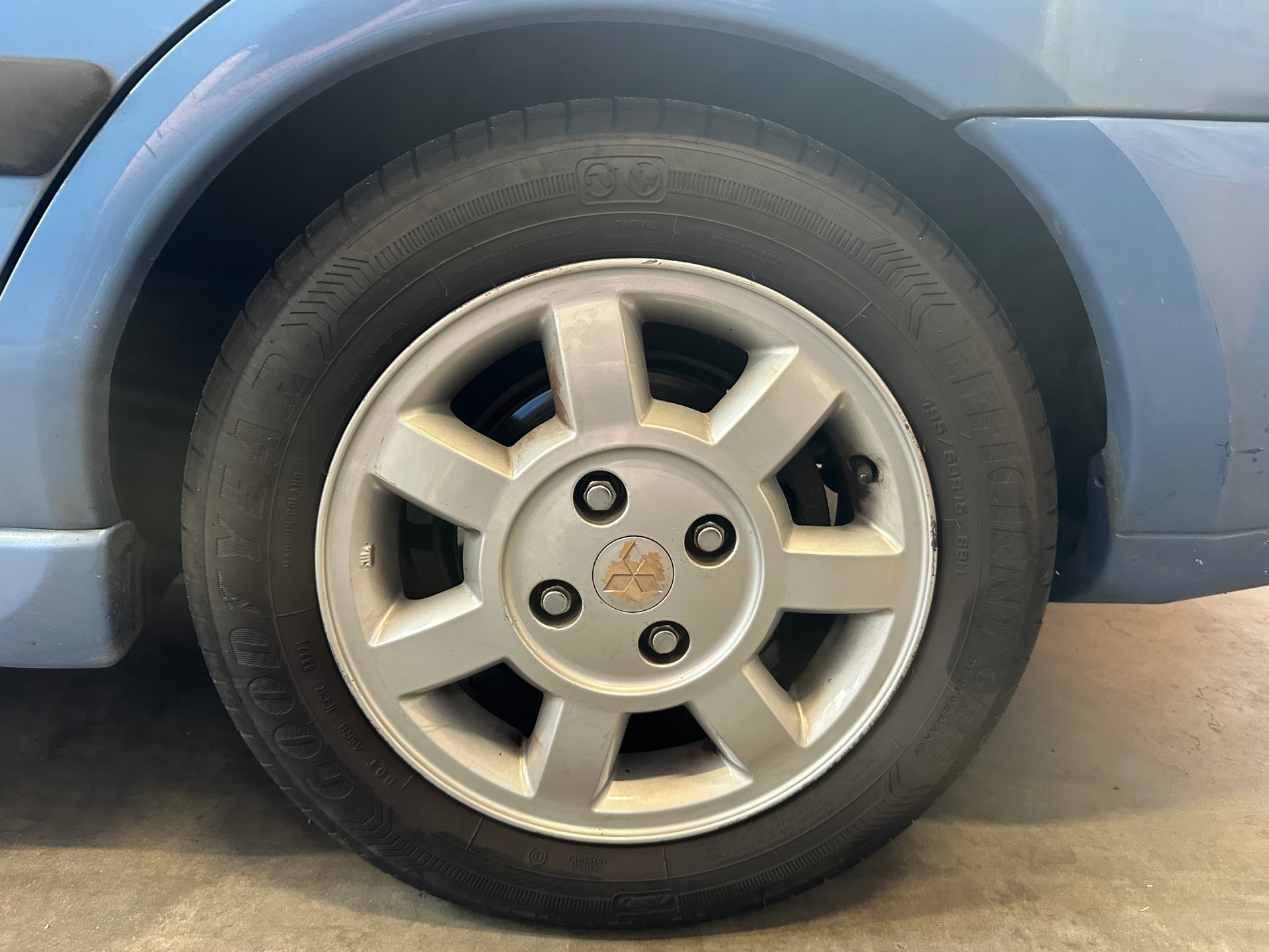 MITSUBISHI Carisma 1.8 GDI Classic mit Klima/Läuft alles soweit!Verkauf ab Platz-image-8