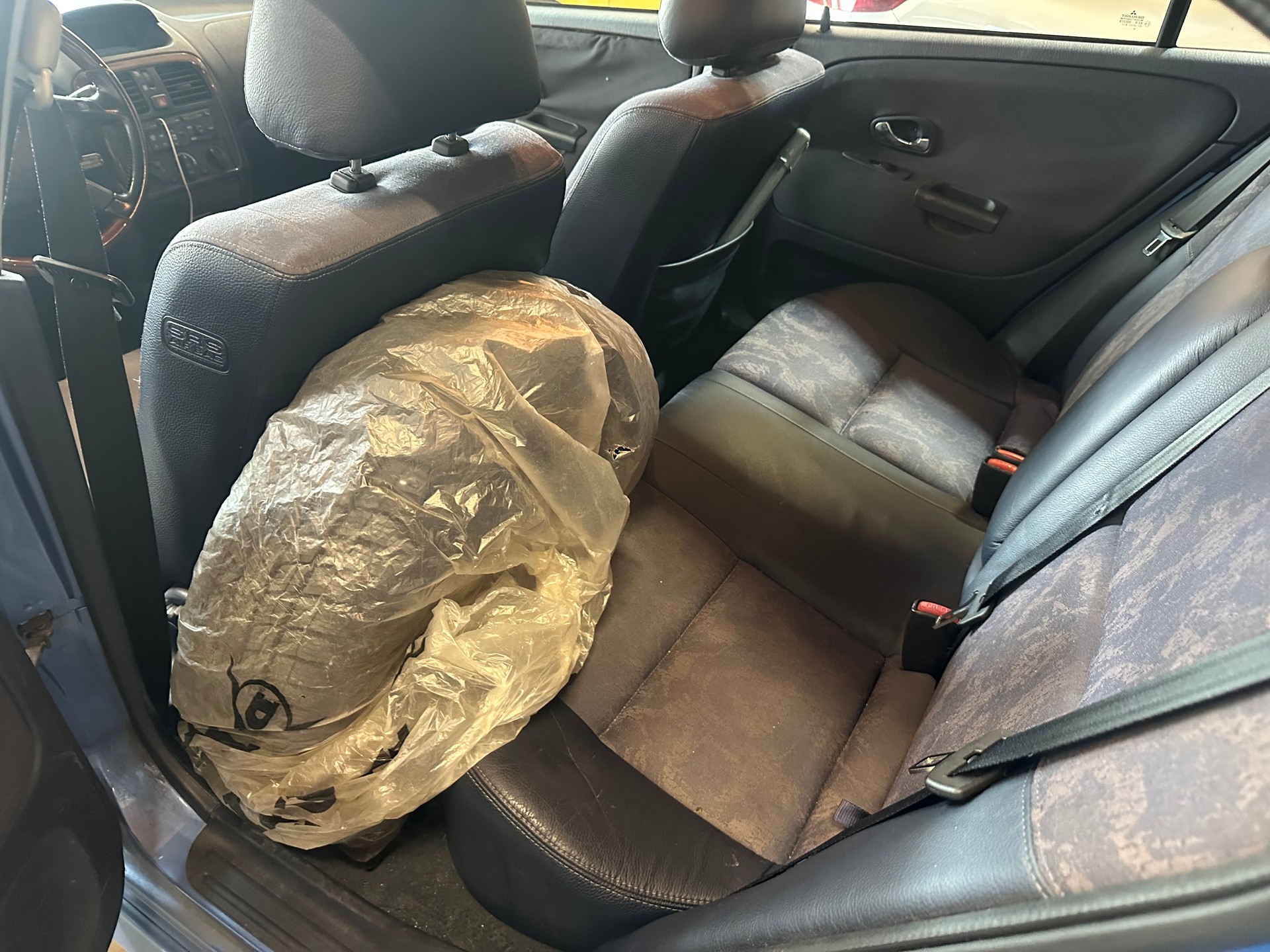 MITSUBISHI Carisma 1.8 GDI Classic mit Klima/Läuft alles soweit!Verkauf ab Platz-image-12