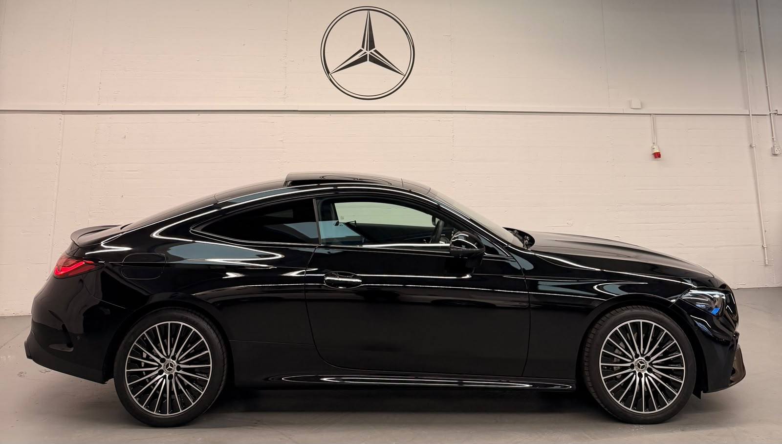 MERCEDES-BENZ CLE 200 Coupé All Black Performance 4Matic 9G-Tronic-image-5