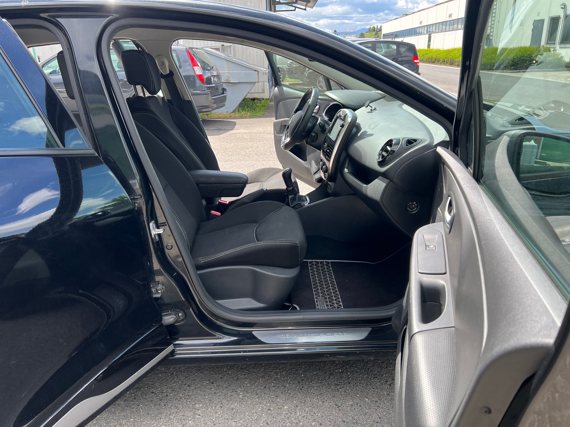 RENAULT Clio 0.9 12V Swiss Edition-image-9