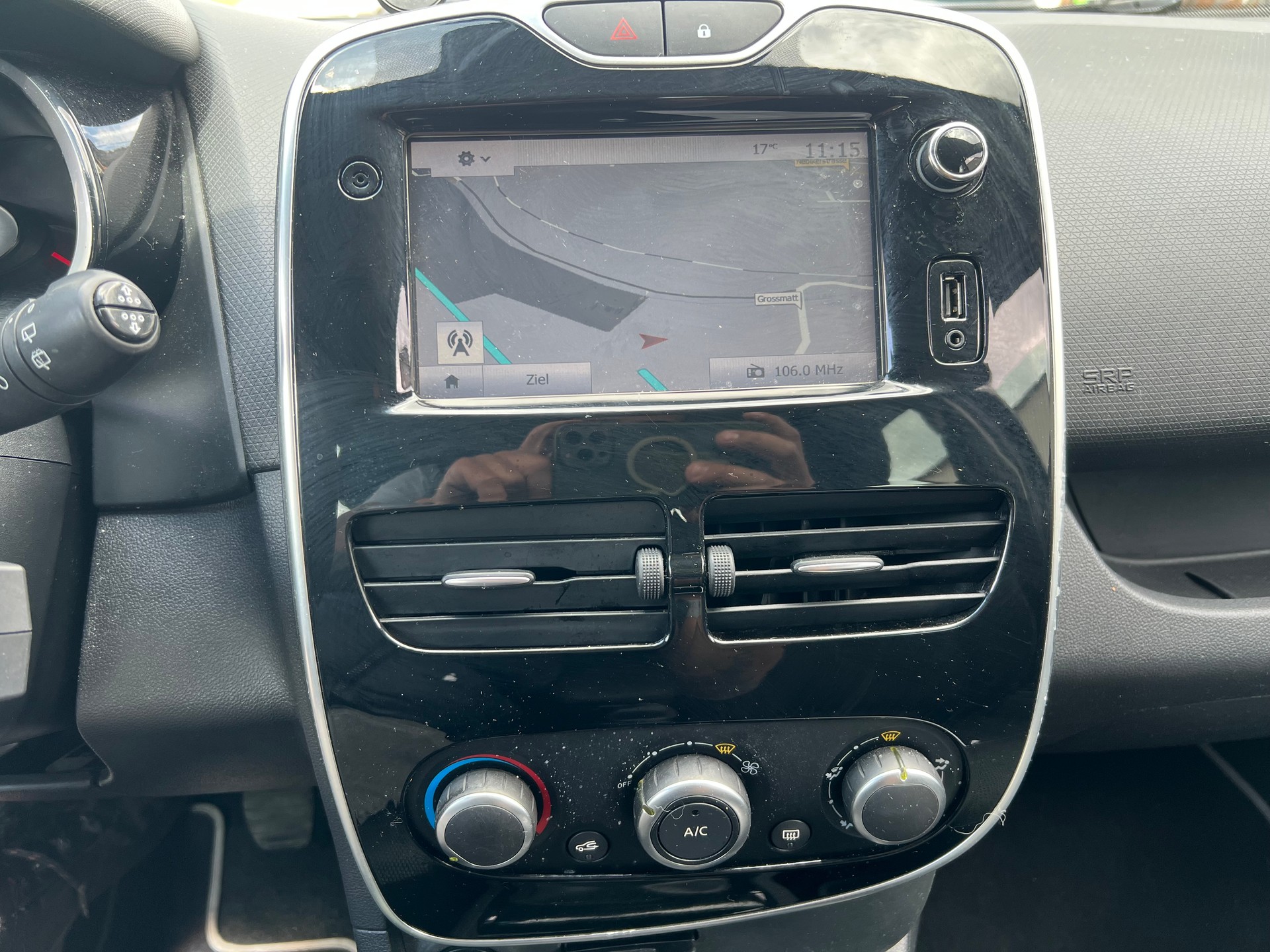RENAULT Clio 0.9 12V Swiss Edition-image-14