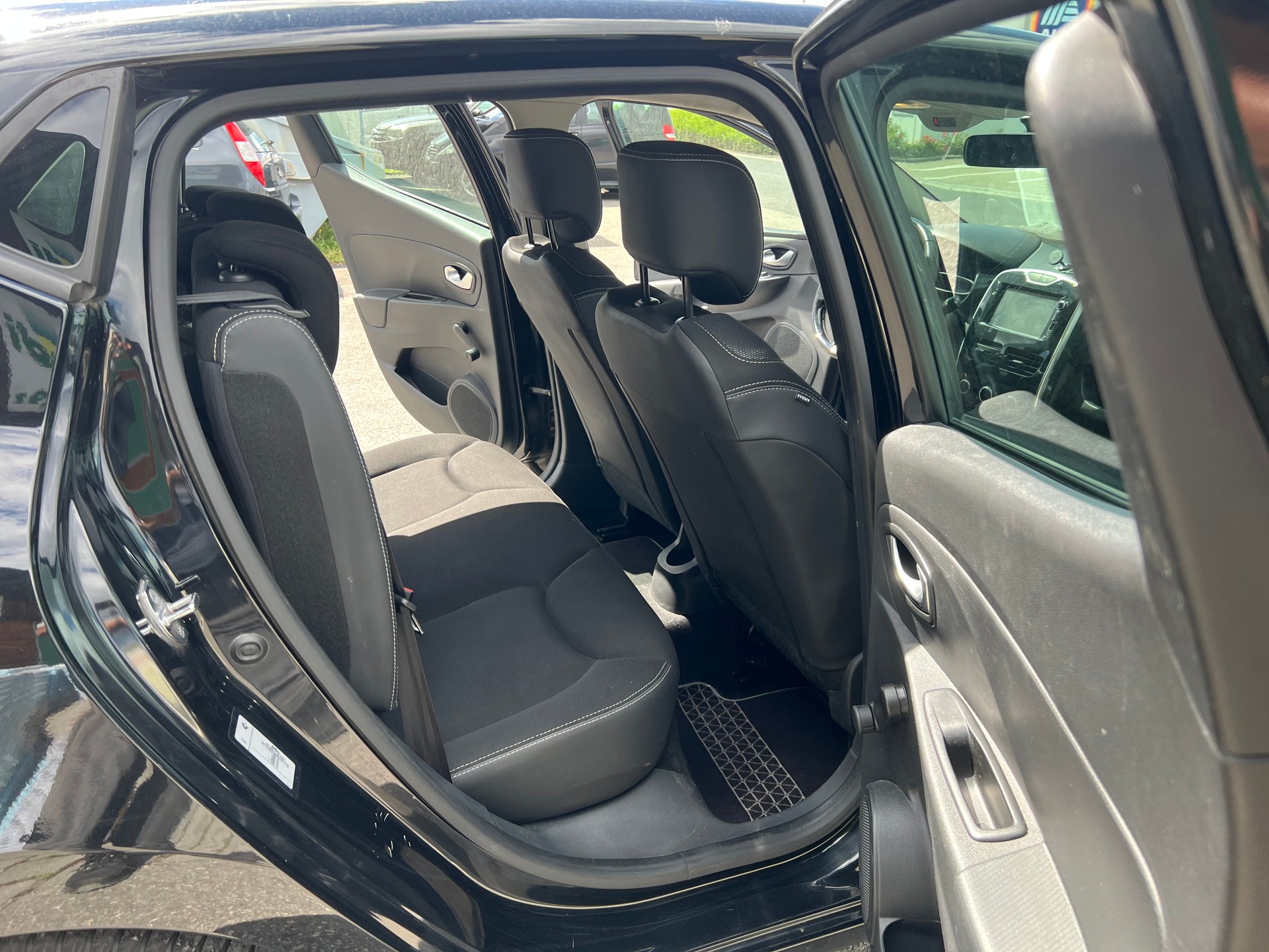 RENAULT Clio 0.9 12V Swiss Edition-image-11