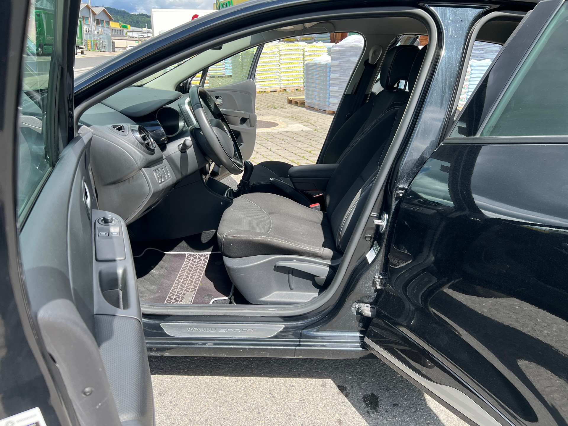 RENAULT Clio 0.9 12V Swiss Edition-image-8