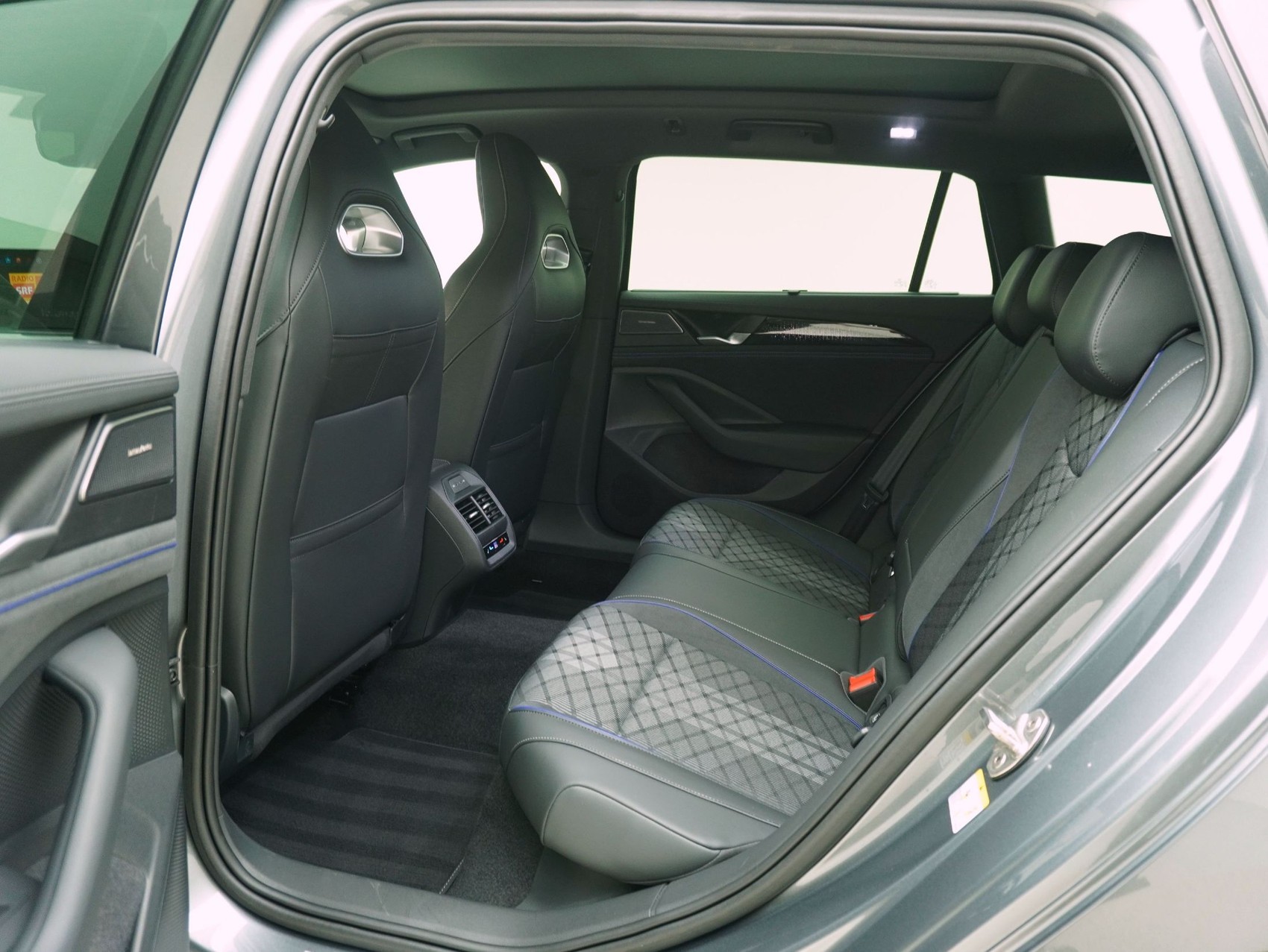 VW Passat Variant 1.5 TSI DSG Plug-in-Hybrid R-Line-image-13