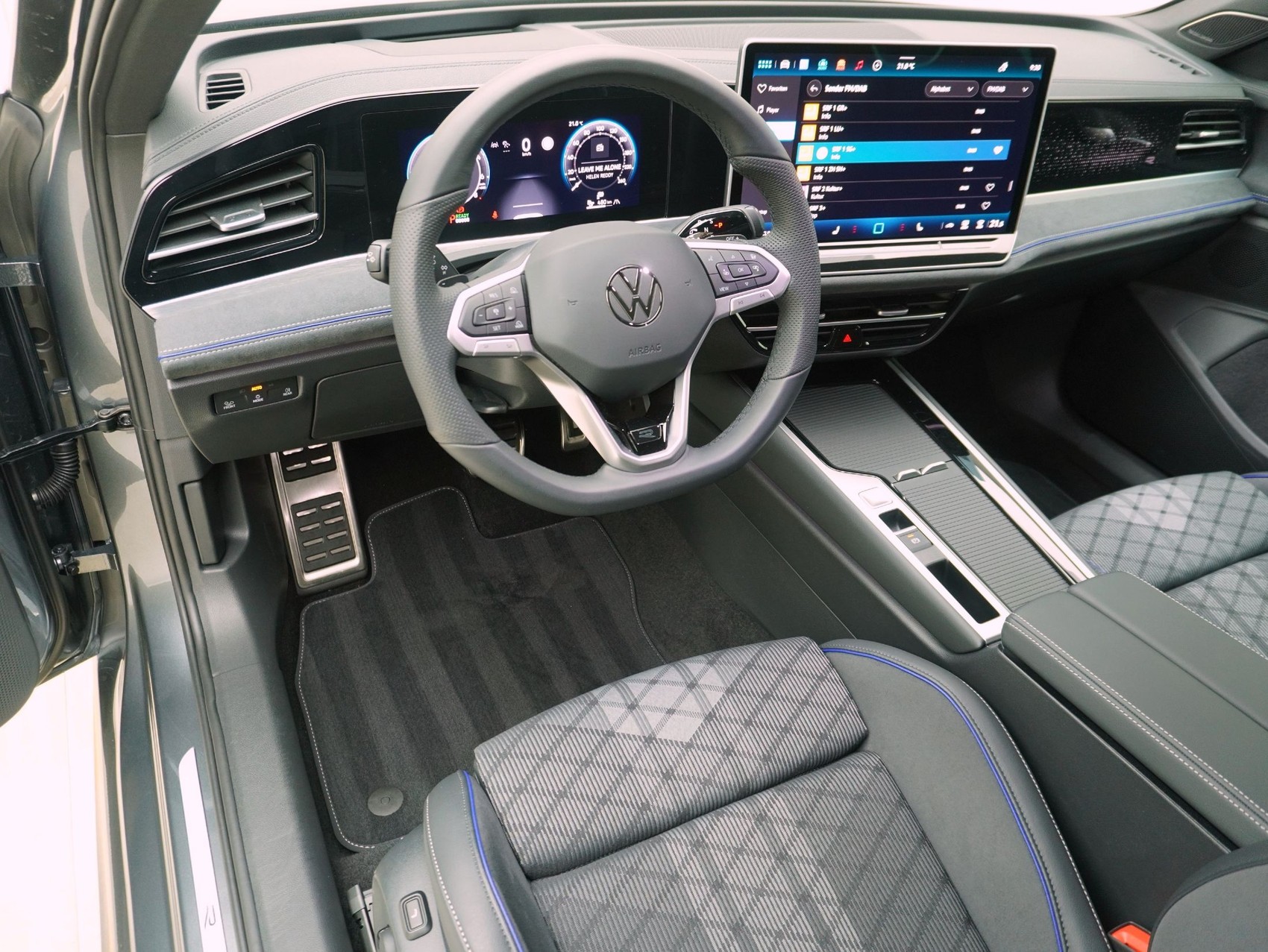VW Passat Variant 1.5 TSI DSG Plug-in-Hybrid R-Line-image-11