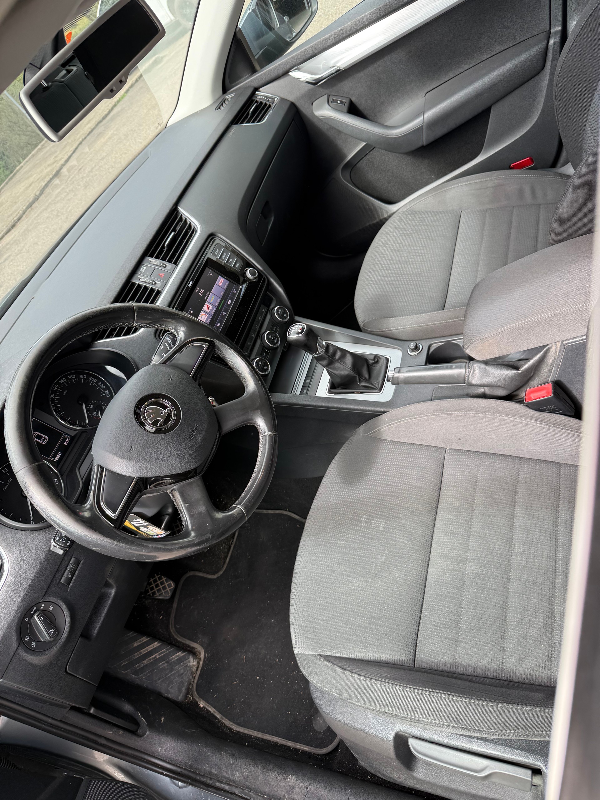 SKODA Octavia Combi 1.6 TDI Elegance 4x4-image-5