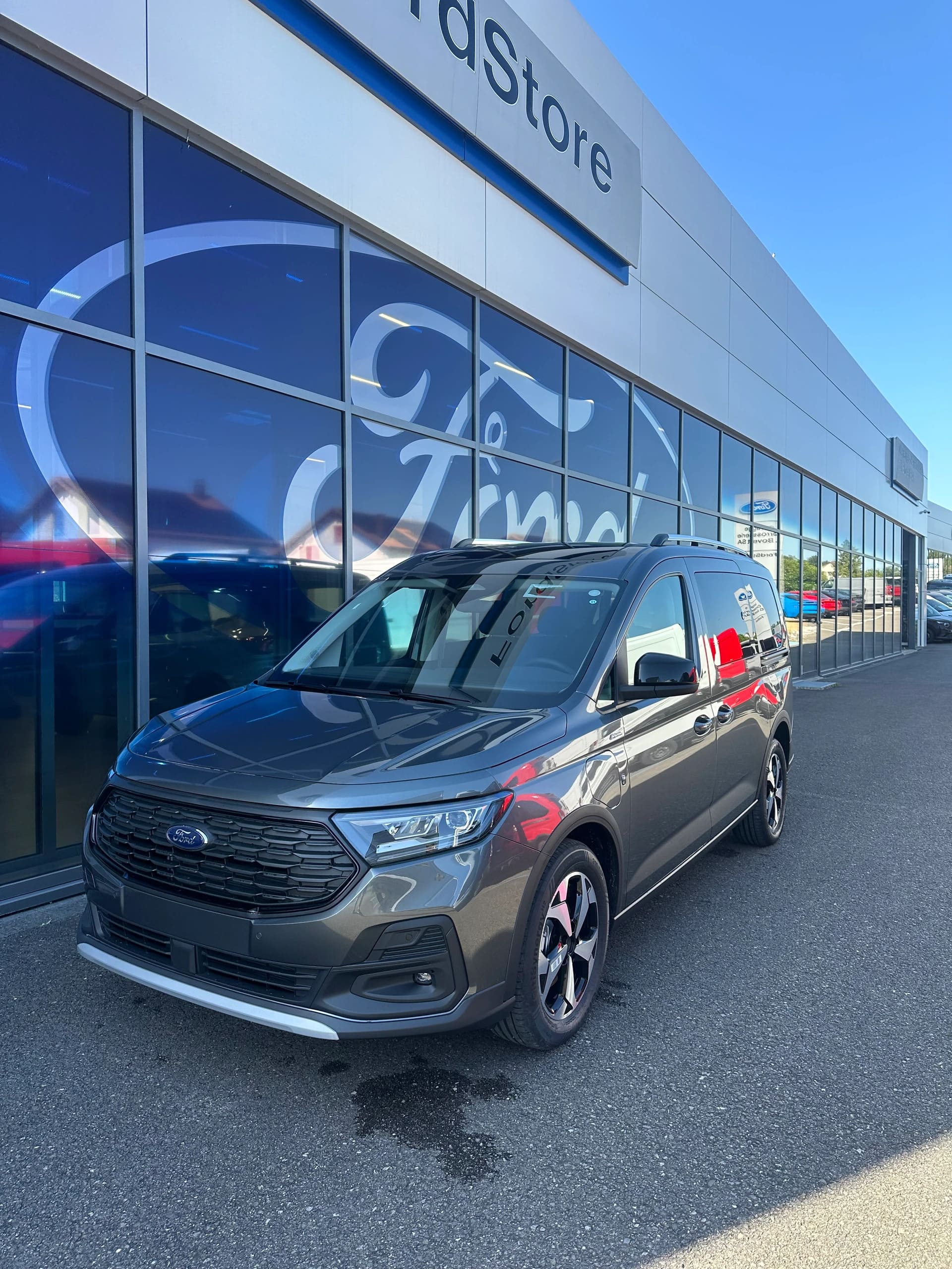 FORD TOURNEO CONNECT Grand 1.5 EcoB PHEV Active-image-1