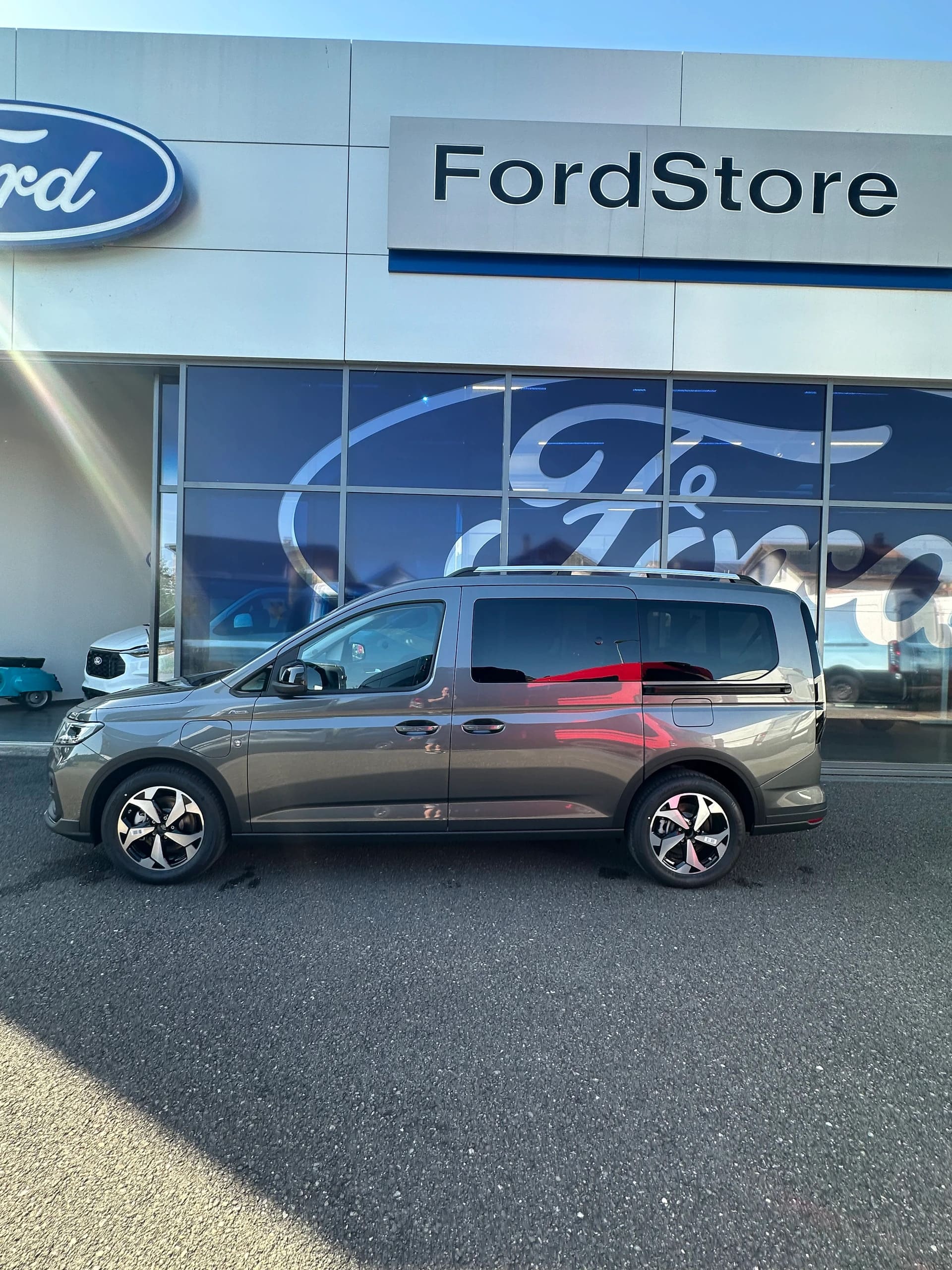 FORD TOURNEO CONNECT Grand 1.5 EcoB PHEV Active-image-2
