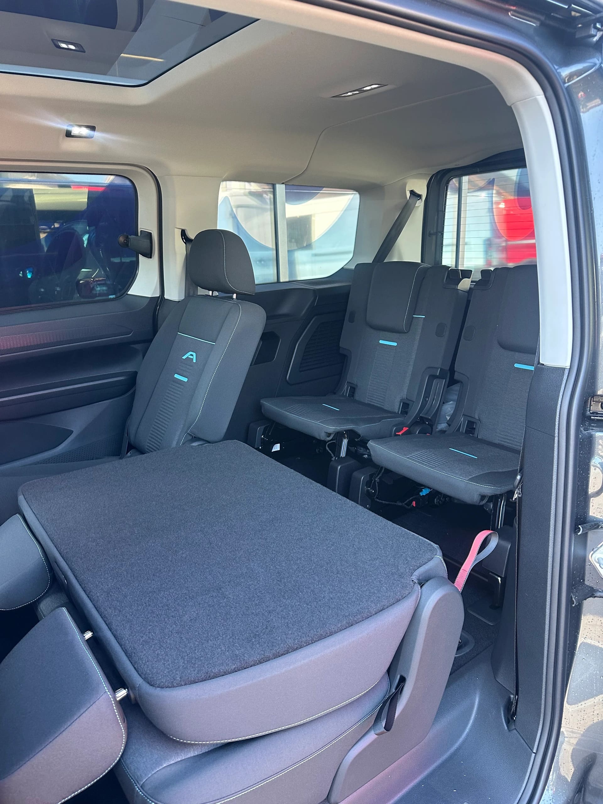 FORD TOURNEO CONNECT Grand 1.5 EcoB PHEV Active-image-12