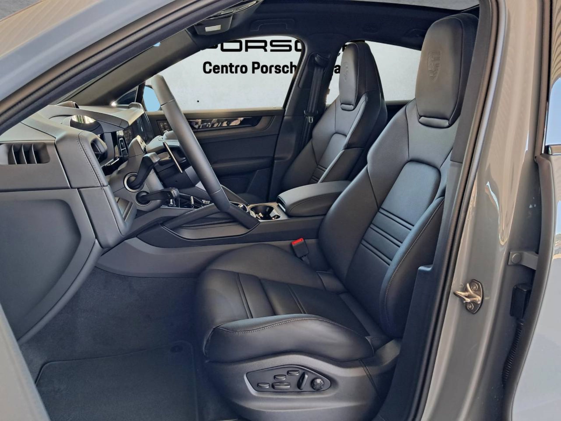PORSCHE Cayenne S E-Hybrid Coupé Black Edition-image-4