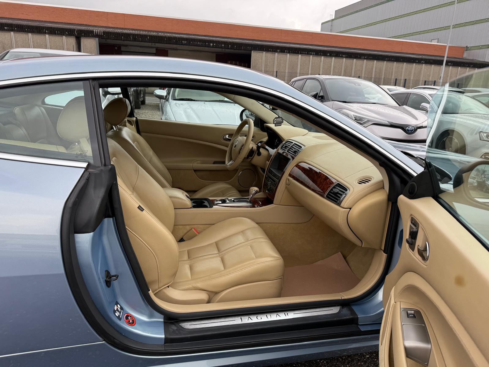 JAGUAR XK Coupé 4.2 V8-image-11