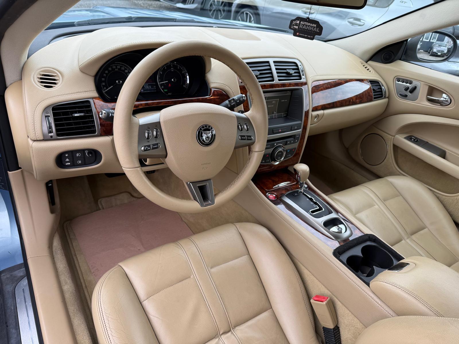 JAGUAR XK Coupé 4.2 V8-image-10