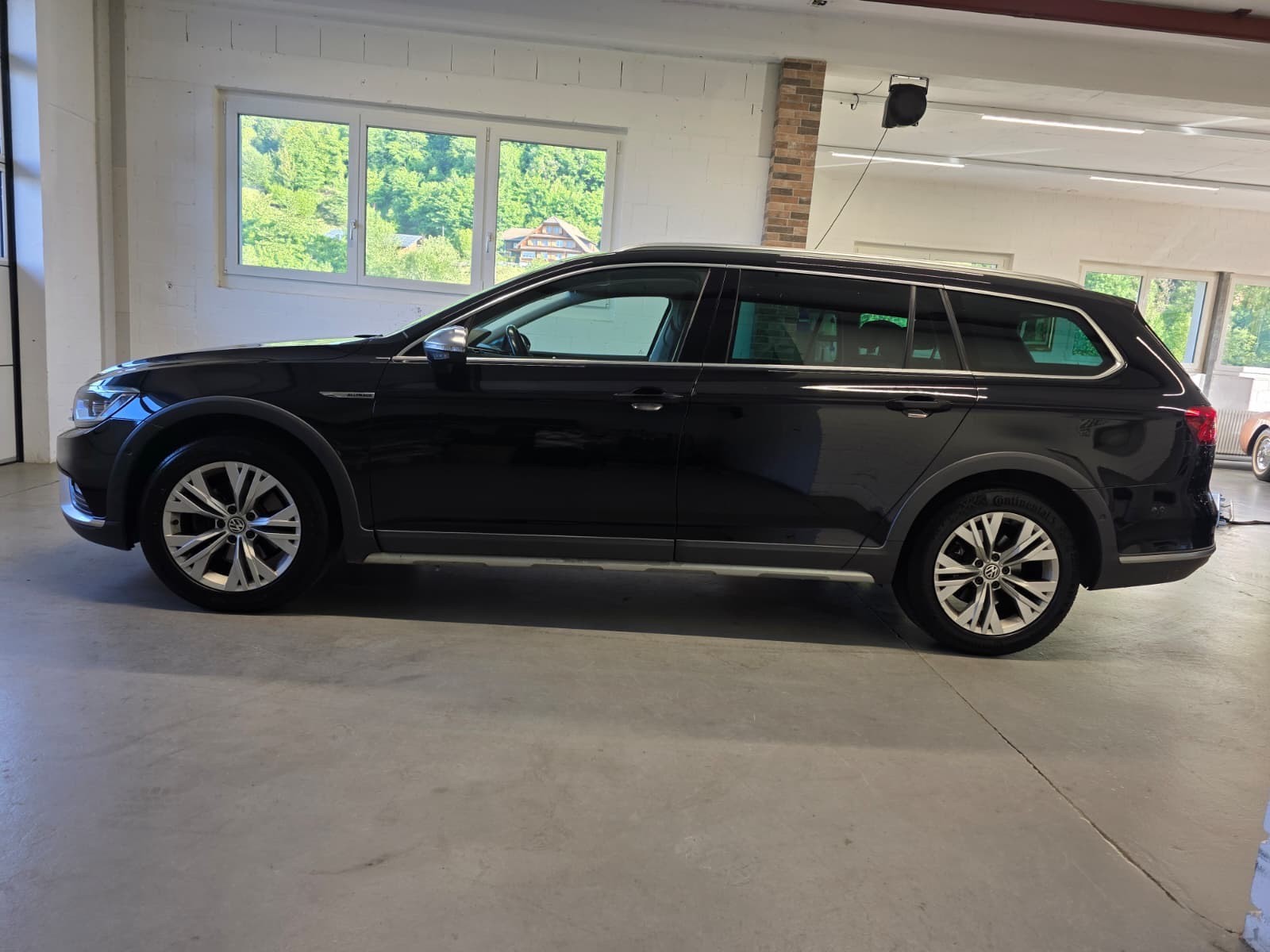 VW Passat Alltrack 2.0 TDI BMT 4Motion DSG-image-2