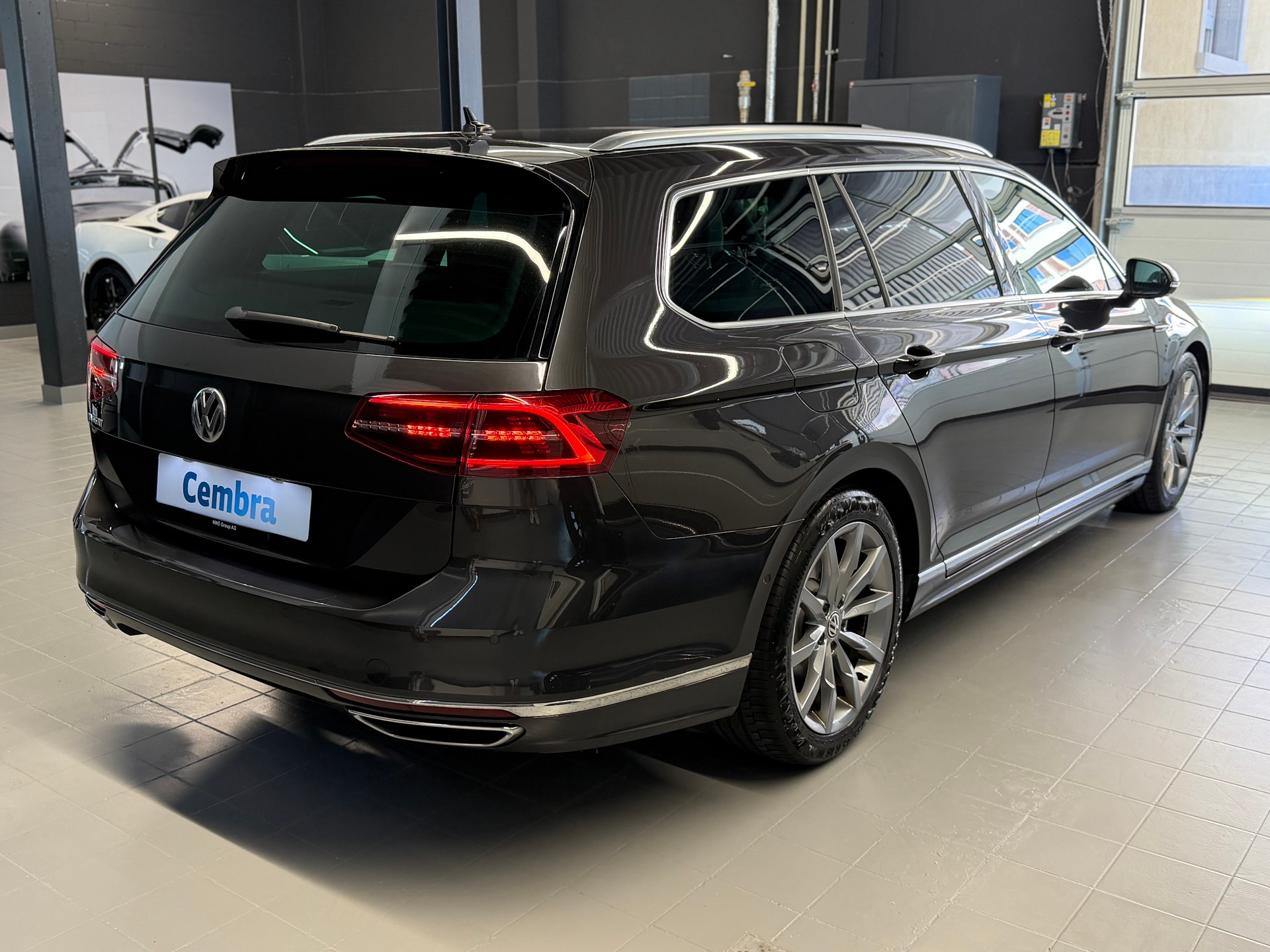 VW Passat Variant 2.0 TDI BMT R-Line - Highline DSG 4Motion-image-6