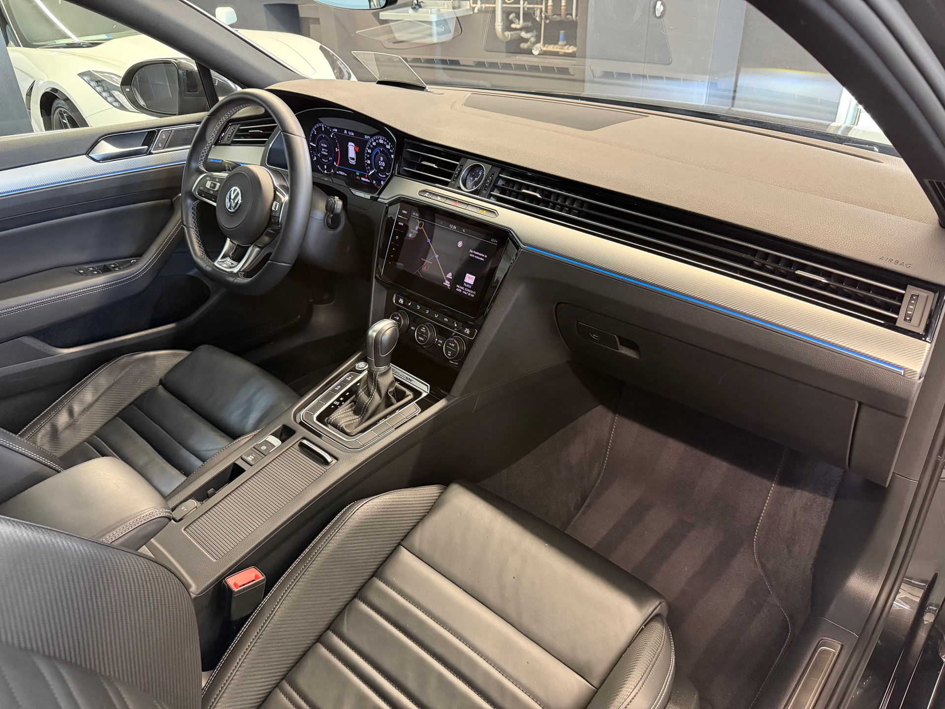 VW Passat Variant 2.0 TDI BMT R-Line - Highline DSG 4Motion-image-12
