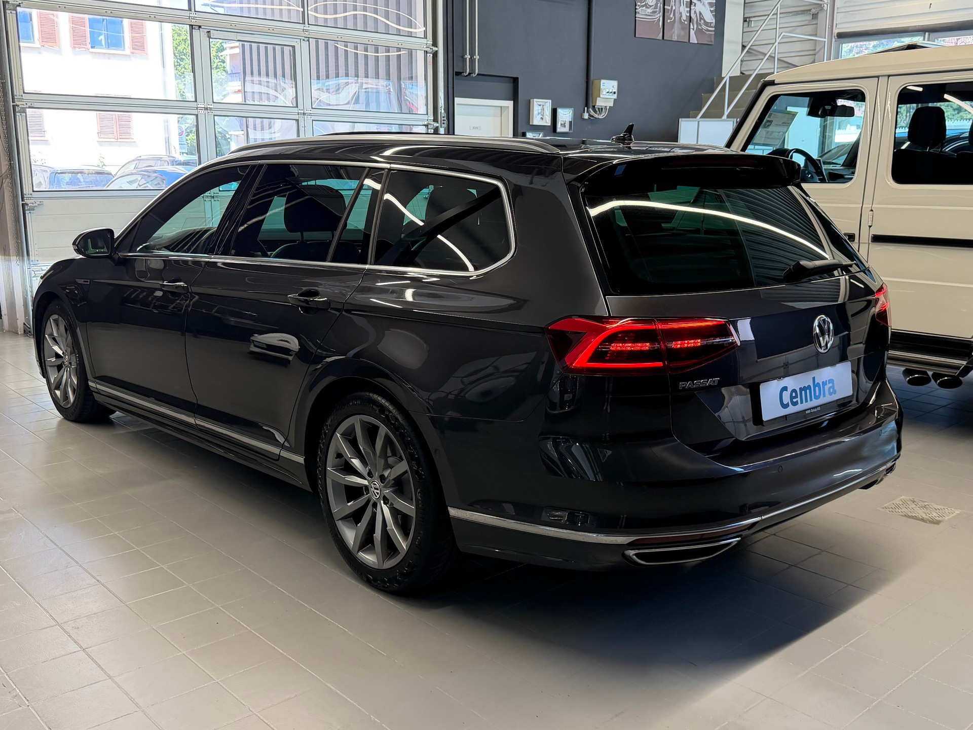 VW Passat Variant 2.0 TDI BMT R-Line - Highline DSG 4Motion-image-4