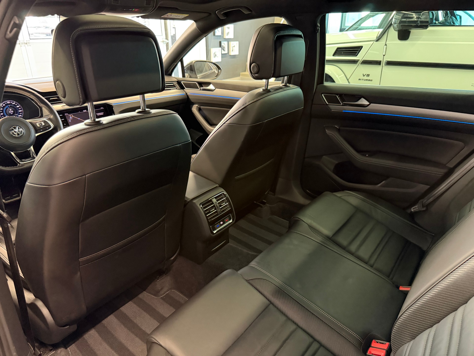 VW Passat Variant 2.0 TDI BMT R-Line - Highline DSG 4Motion-image-25