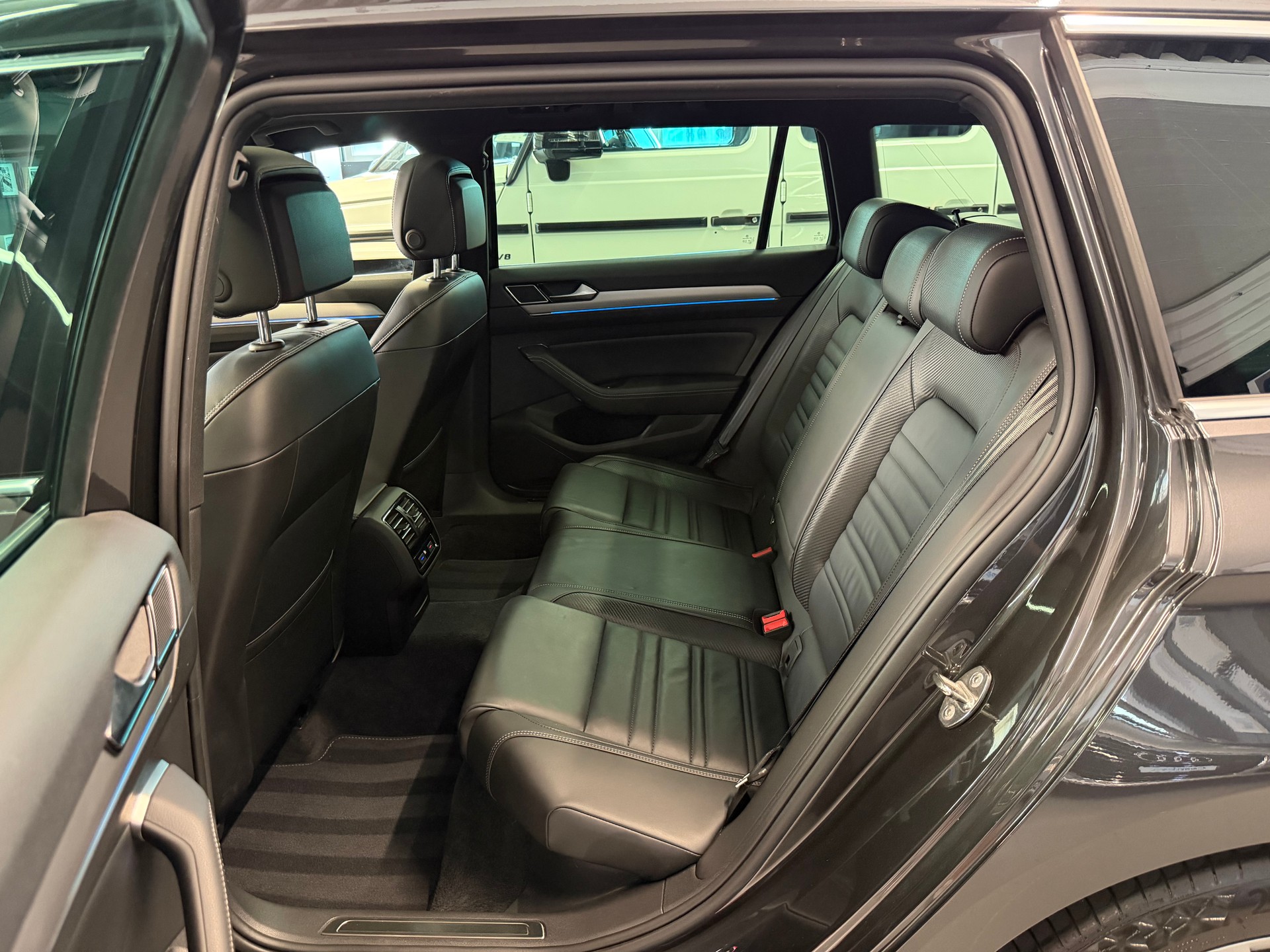 VW Passat Variant 2.0 TDI BMT R-Line - Highline DSG 4Motion-image-24