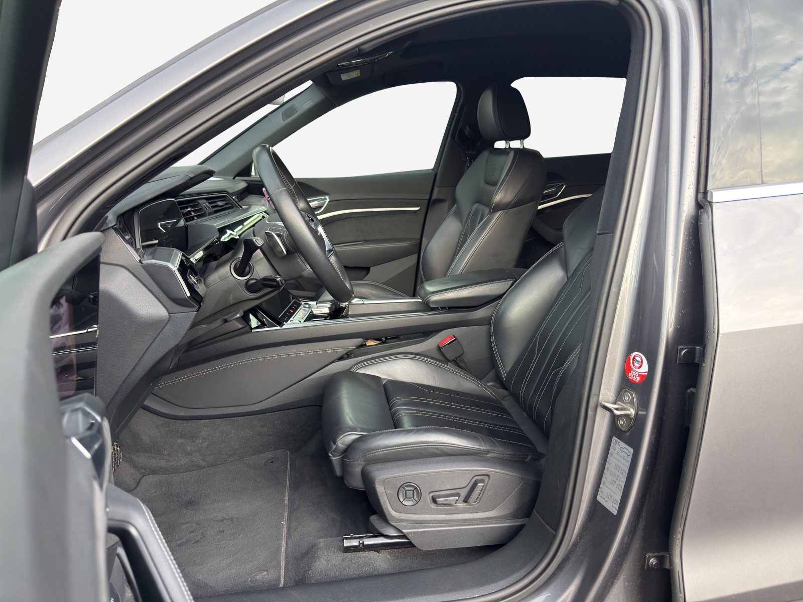 AUDI e-tron 55 Advanced quattro-image-8