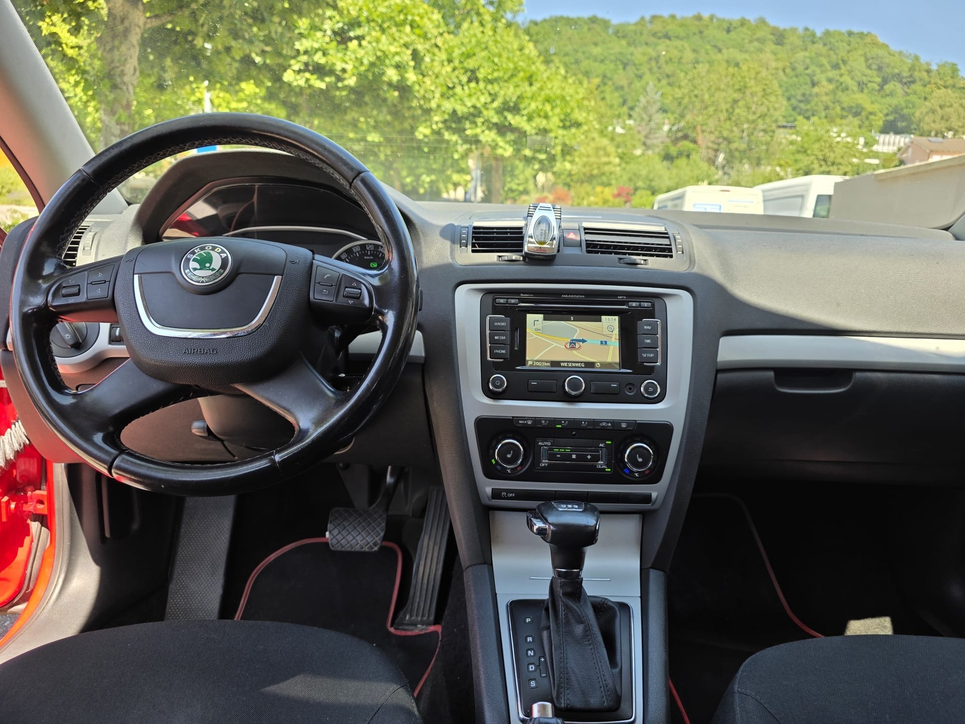 SKODA Octavia Combi 1.8 TSI Elegance DSG-image-10
