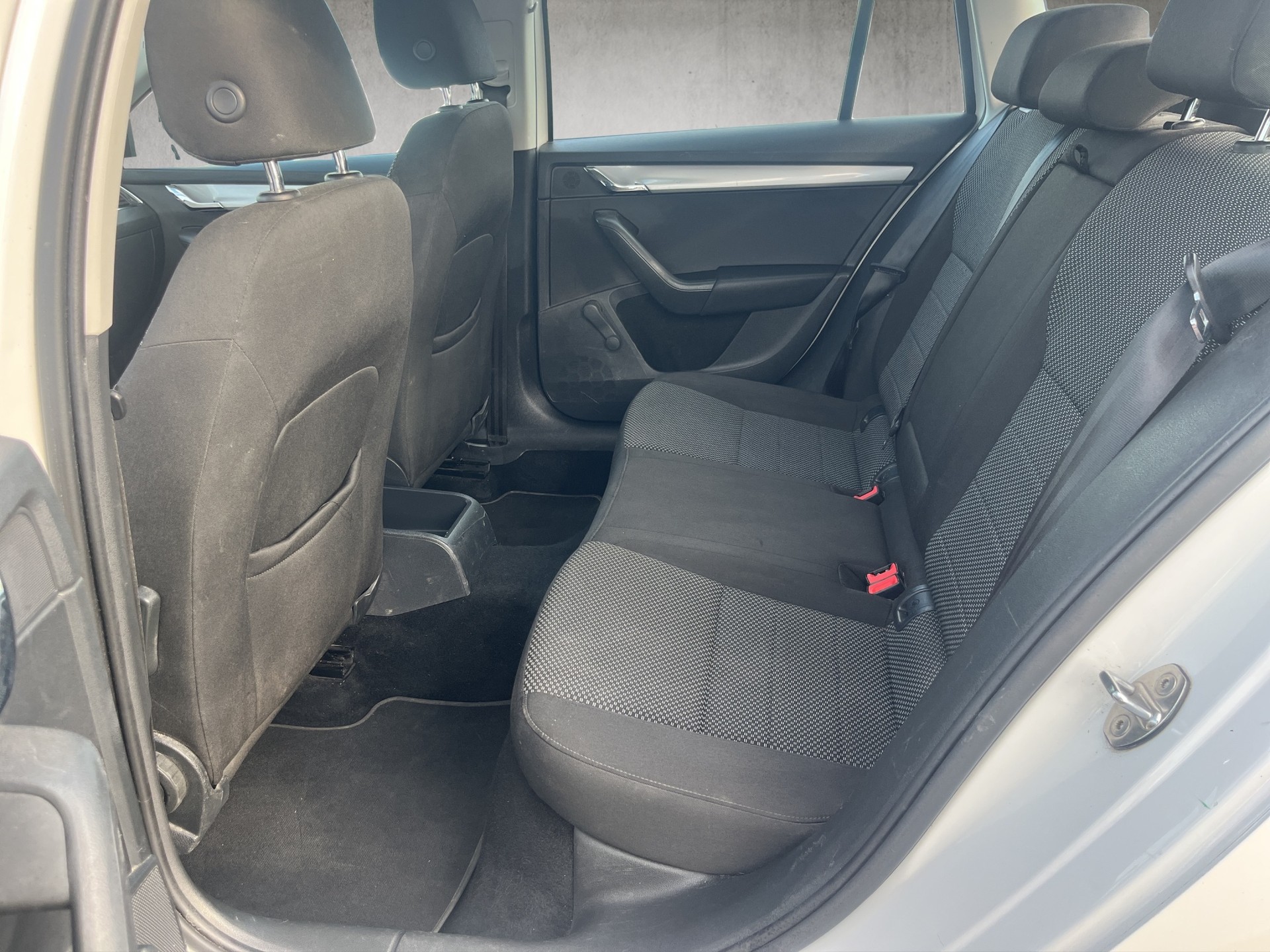 SKODA Octavia Combi 1.6 TDI GreenLine-image-13