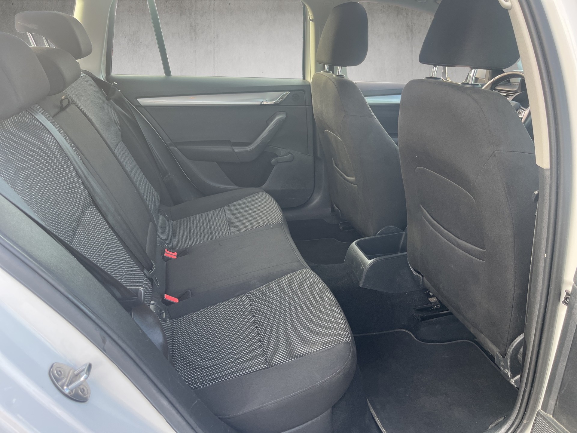 SKODA Octavia Combi 1.6 TDI GreenLine-image-12