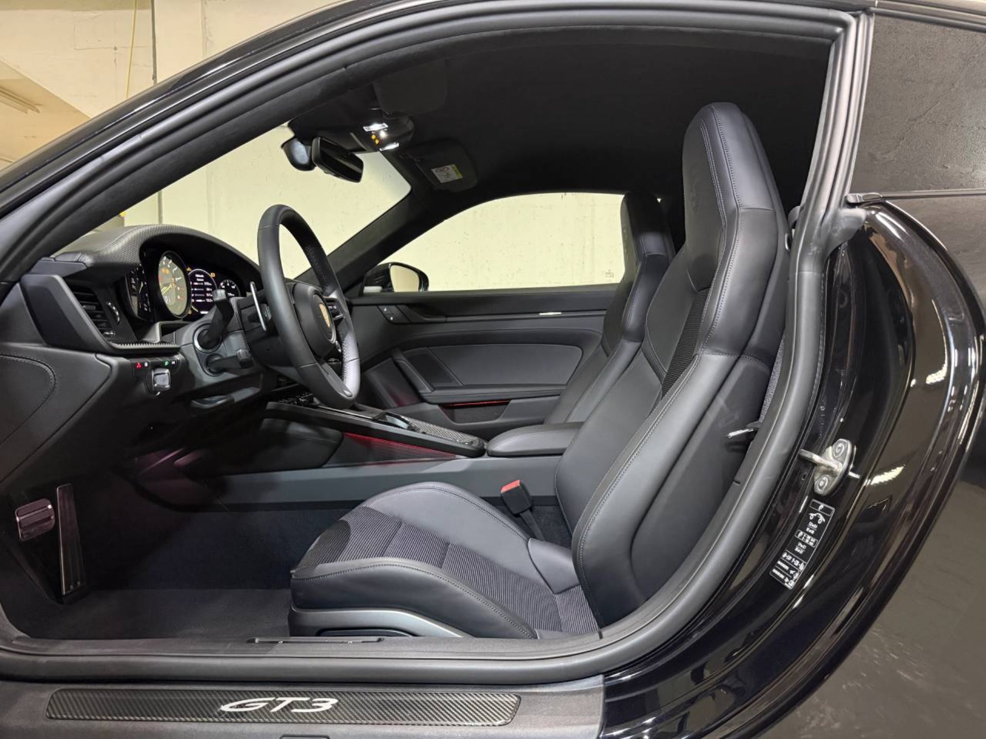PORSCHE 911 GT3 avec Pack Touring-image-11